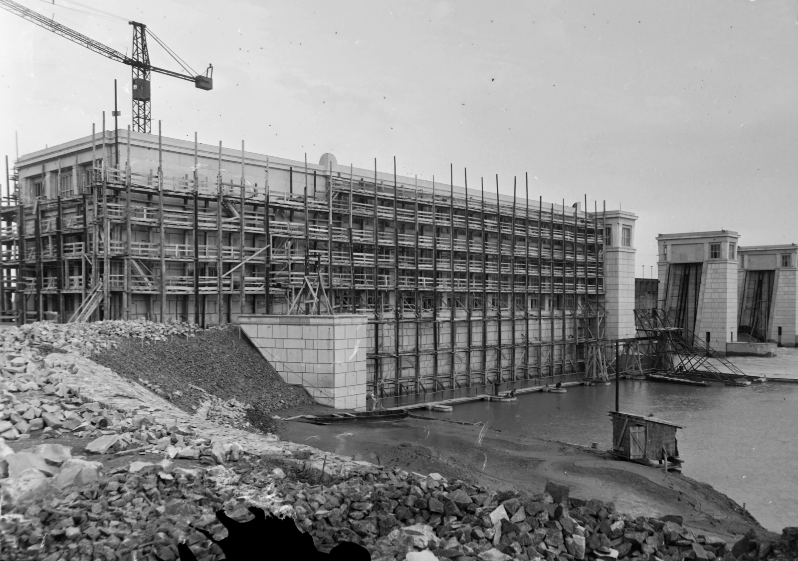 Hungary, Tiszalök, a Vízerőmű építkezése., 1955, UVATERV, scaffolding, construction, power station, Fortepan #190004