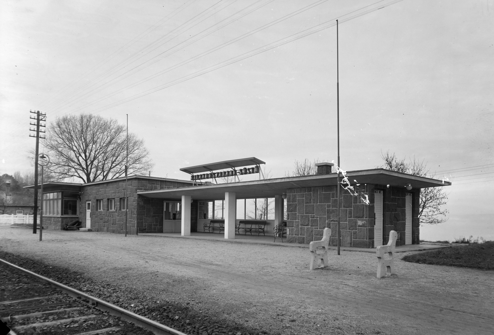 Hungary,Lake Balaton, Siófok, Balatonszabadi-Sóstó vasútállomás., 1955, UVATERV, train station, aerial wire, modern architecture, flat roof, Fortepan #190018