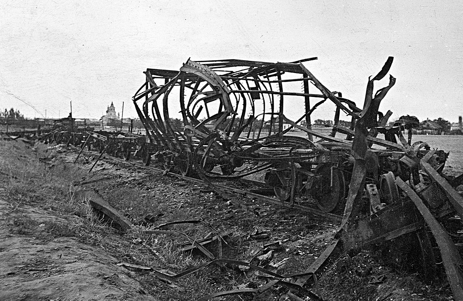 1942, Erky-Nagy Tibor, Soviet Union, eastern front, railway, church, second World War, wreck, Fortepan #19002