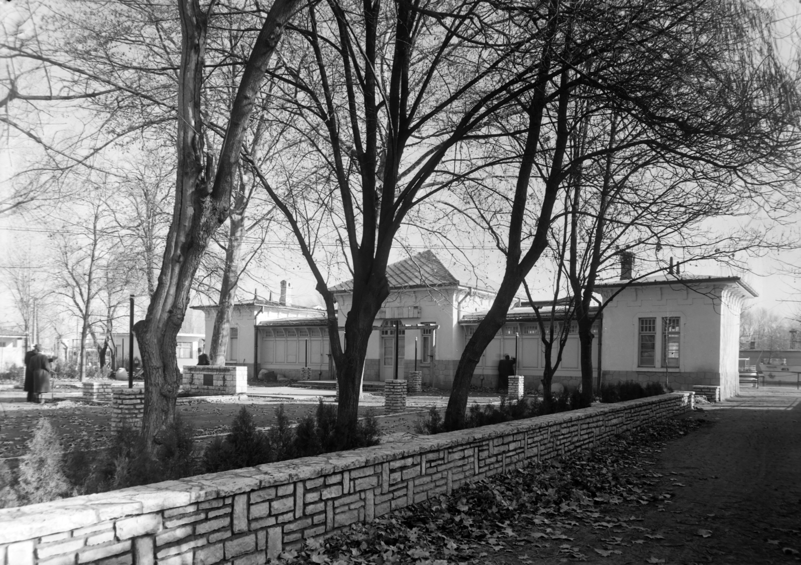 Hungary,Lake Balaton, Siófok, a hajóállomás a Mártírok útja felől., 1955, UVATERV, boat station, Fortepan #190026