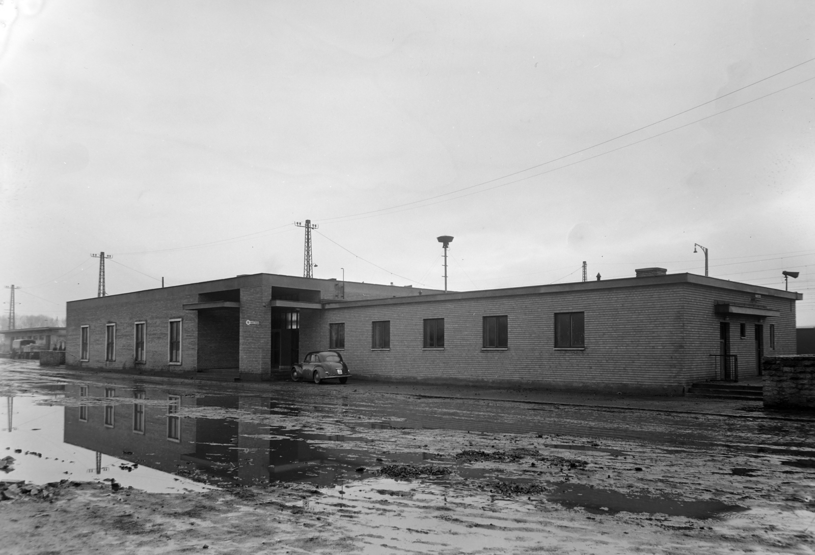 Hungary, Aszód, vasútállomás., 1955, UVATERV, modern architecture, flat roof, mud, puddle, Fortepan #190032