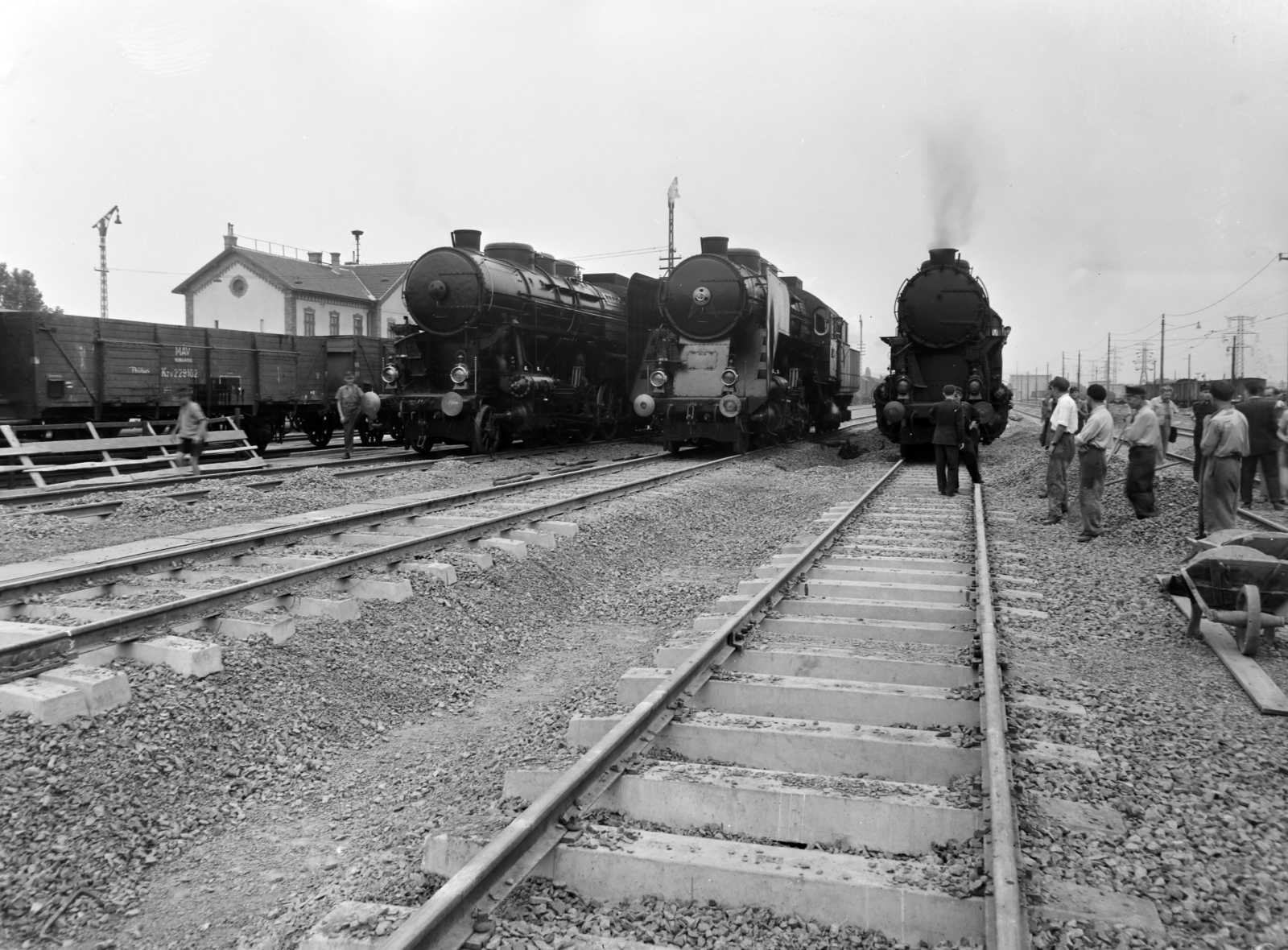 Hungary, Budapest XIII.,Budapest IV., Budapest-Angyalföld vasútállomás. A felvétel a Béke utcai közúti aluljáró építkezése idején készült., 1955, UVATERV, MÁV Class 424, Budapest, worker, wheelbarrow, rails, steam locomotive, crushed stone, three people, Fortepan #190034