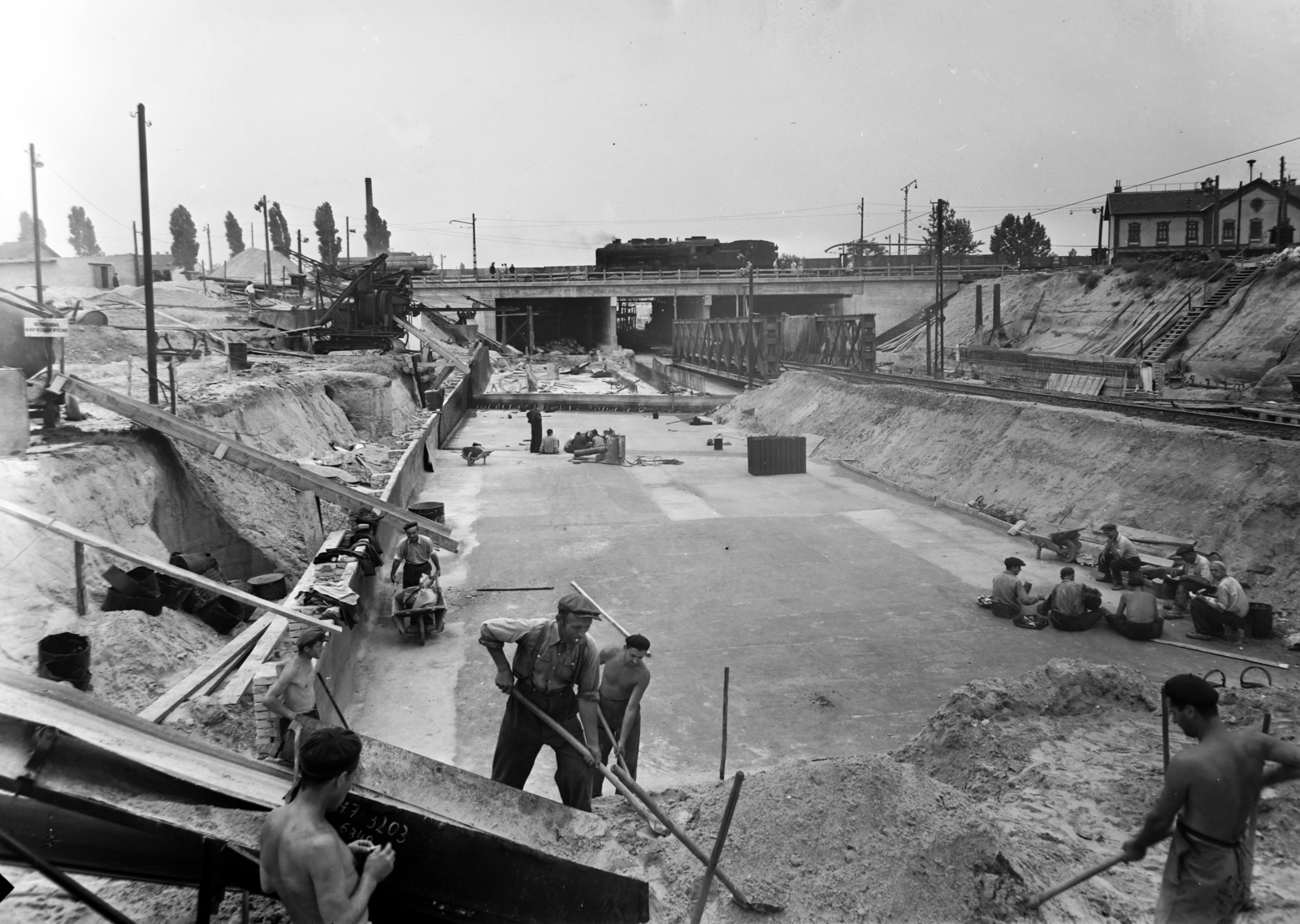 Hungary, Budapest IV.,Budapest XIII., a Béke utcai közúti aluljáró építkezése a Madridi utca irányából nézve. Jobbra a Budapest-Angyalföld vasútállomás., 1955, UVATERV, Budapest, rails, Fortepan #190036
