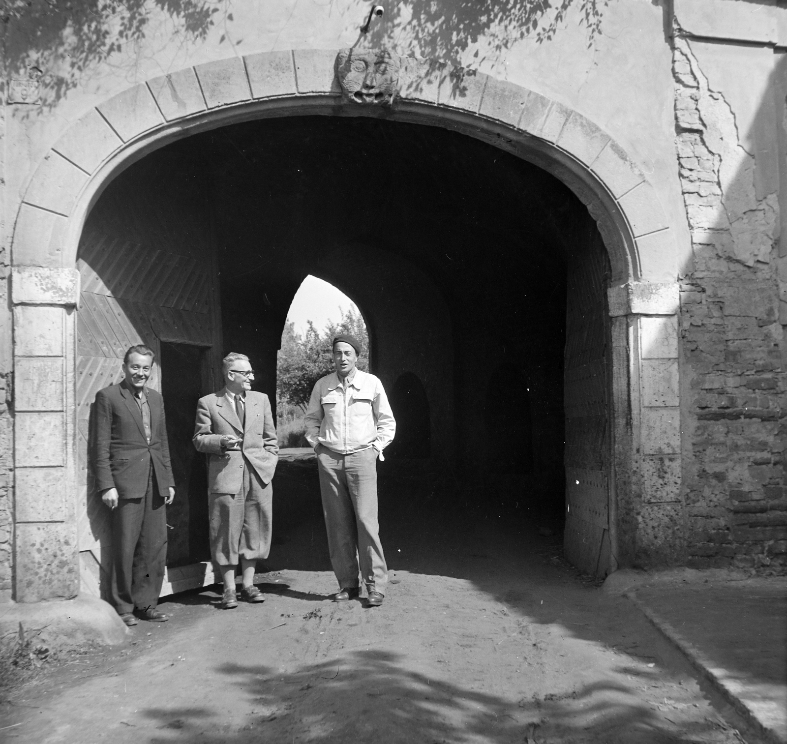 Hungary, Szigetvár, a vár főkapuja., 1955, UVATERV, hands in pockets, arch, breech, Fortepan #190040