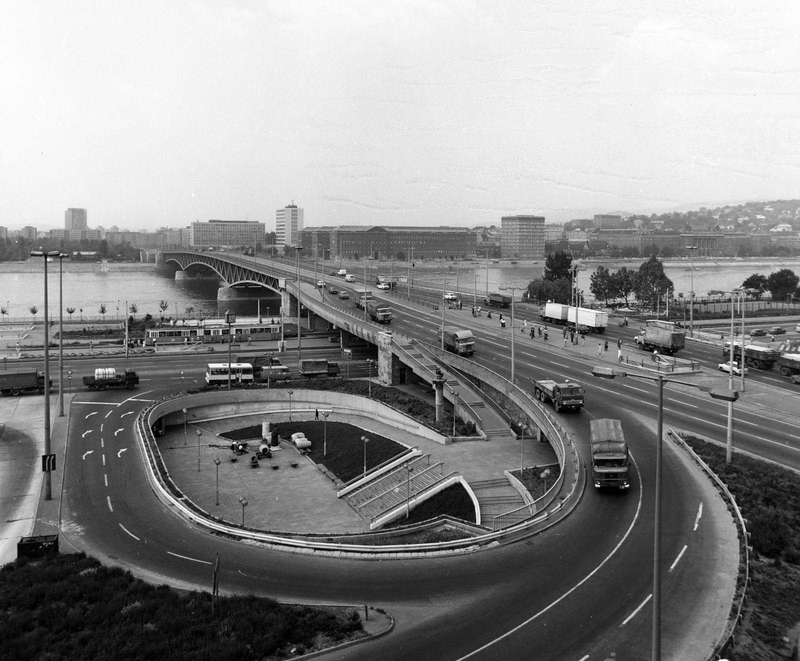 Hungary, Budapest IX.,Budapest XI., kilátás a Boráros tér felől a Petőfi hídra és a Budapesti Műszaki Egyetem (később Budapesti Műszaki és Gazdaságtudományi Egyetem) épületeire., 1983, UVATERV, Budapest, Budapest University of Technology, Fortepan #190043