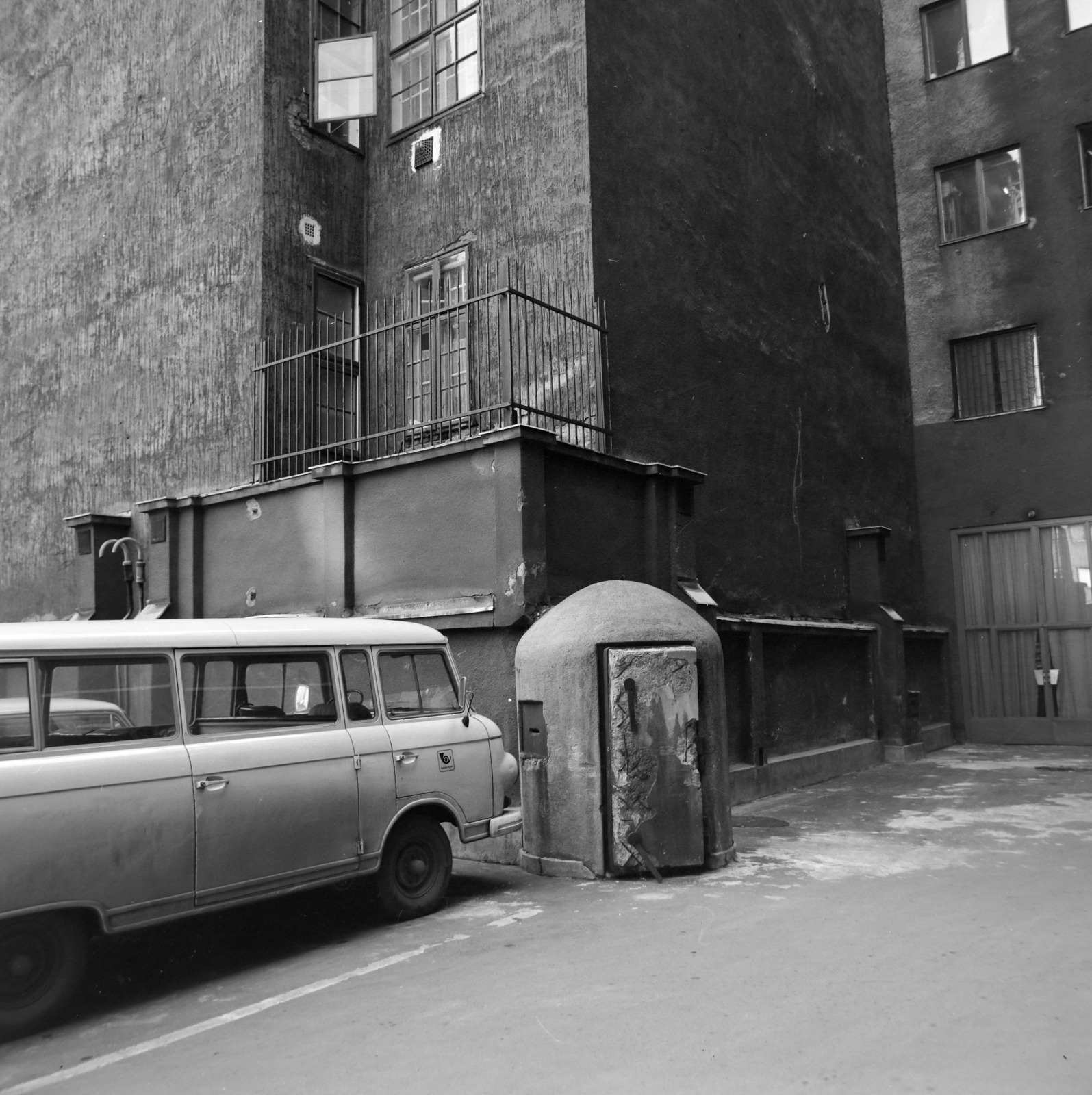 Hungary, Budapest VII., Dob utca 75-81., a KPM (Közlekedés- és Postaügyi Minisztérium) udvara. Szemben a Hársfa utca 45. tűzfala., 1982, UVATERV, Budapest, Barkas-brand, Fortepan #190046