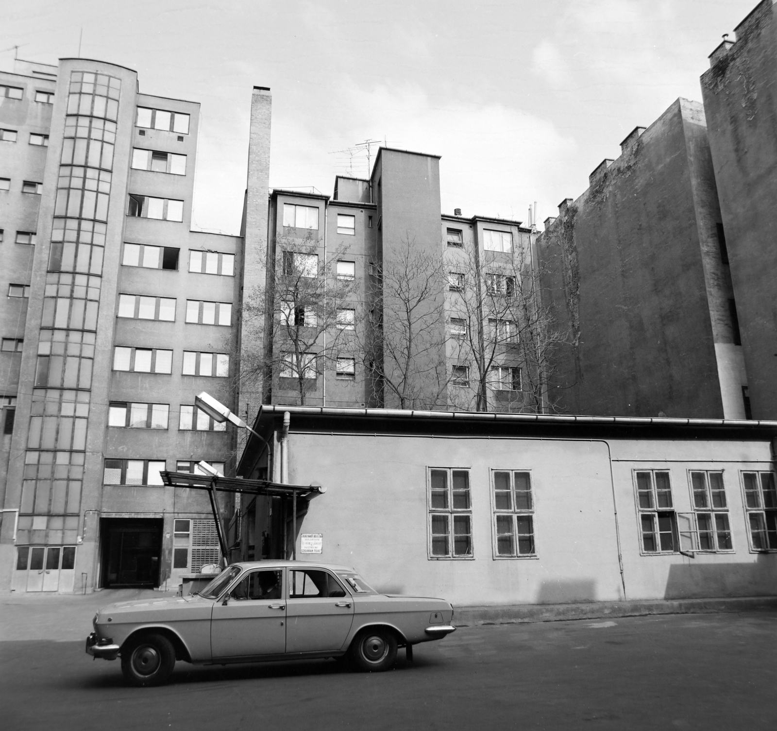 Hungary, Budapest VII., Dob utca 75-81., a KPM (Közlekedés- és Postaügyi Minisztérium) udvara. Szemben a Csengery utca 12. hátsó frontja., 1982, UVATERV, Budapest, Fortepan #190047