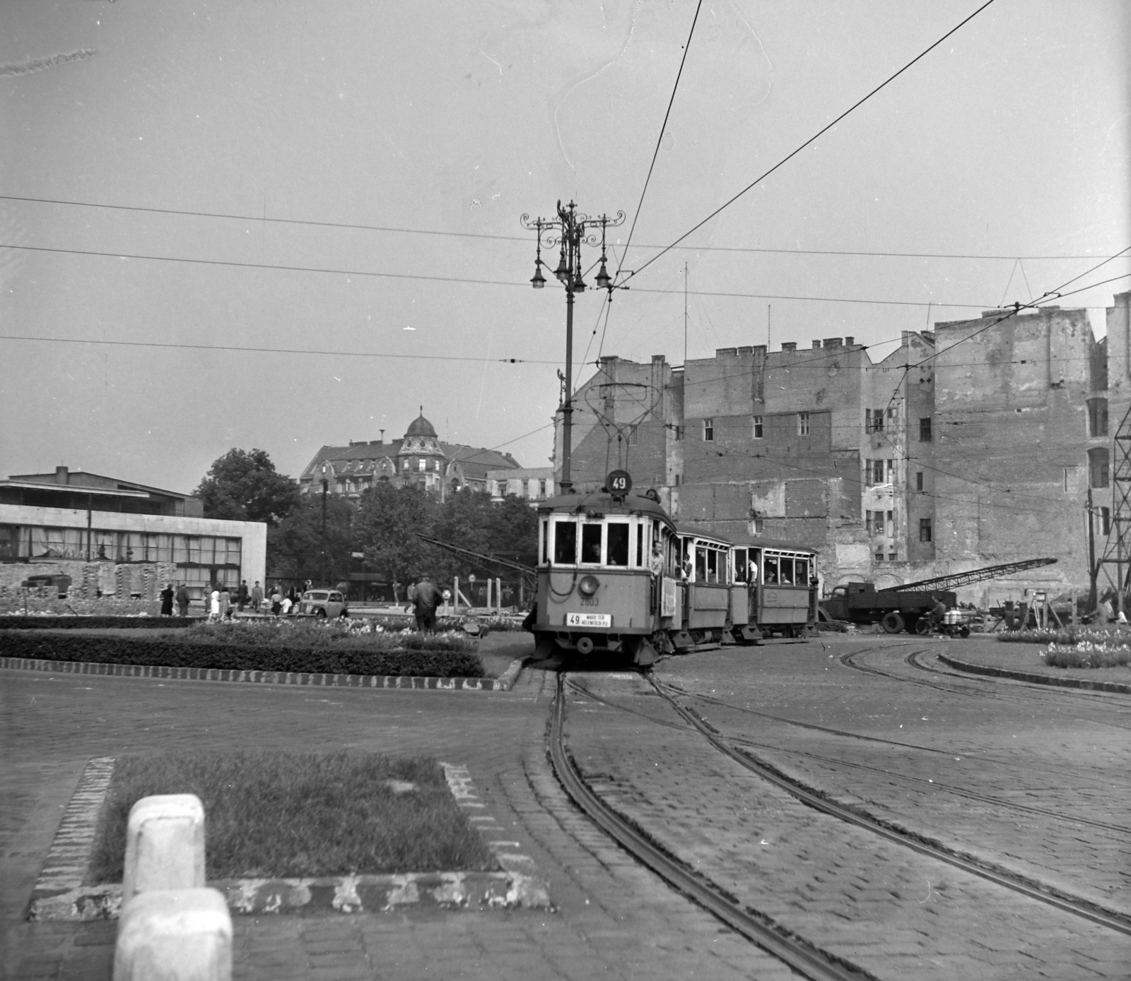 Hungary, Budapest V., Deák Ferenc tér az Erzsébet (Engels) tér felé nézve a Millenniumi Földalatti Vasút vonalának átépítése idején., 1955, UVATERV, Budapest, tram, firewall, Fortepan #190051
