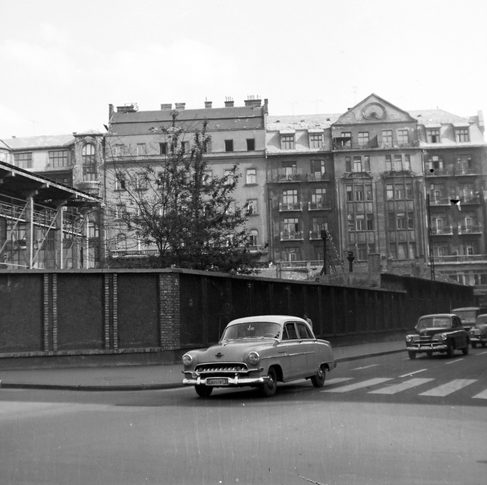 Magyarország, Budapest V., Erzsébet (Engels) tér - Bécsi utca sarok, a metróépítés területe mögött a Deák Ferenc utca házsora., 1963, UVATERV, Budapest, Fortepan #190054