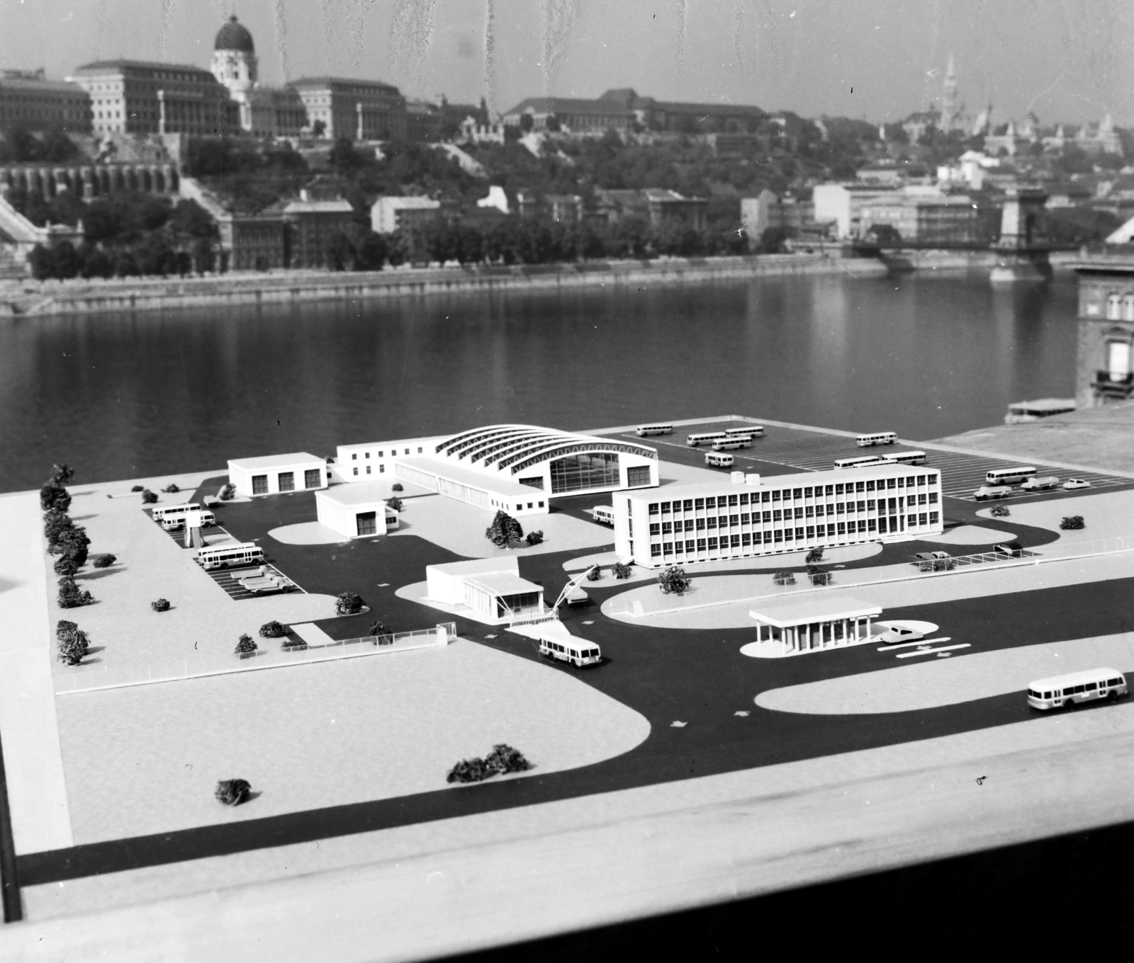 Magyarország, Budapest V., Apáczai Csere János utca, az UVATERV-MÉLYÉPTERV székház tetőterasza, a Kaposvár, Füredi úton építendő 13. sz. AKÖV központi telephelyének makettje. Háttérben a Duna és a budai Vár, jobbra a Széchenyi Lánchíd., 1968, UVATERV, Budapest, Fortepan #190055