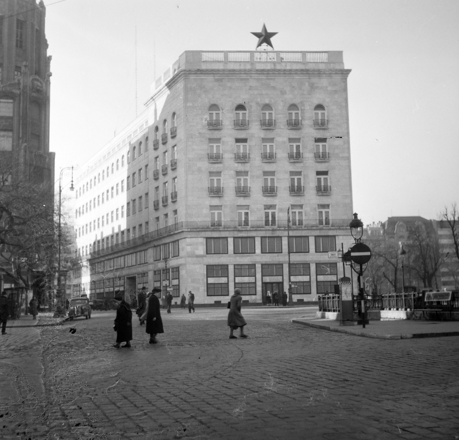 Magyarország, Budapest V., Deák Ferenc tér, a Budapesti Rendőr-főkapitányság épülete., 1951, UVATERV, Budapest, középület, modern építészet, vörös csillag, Fortepan #190061