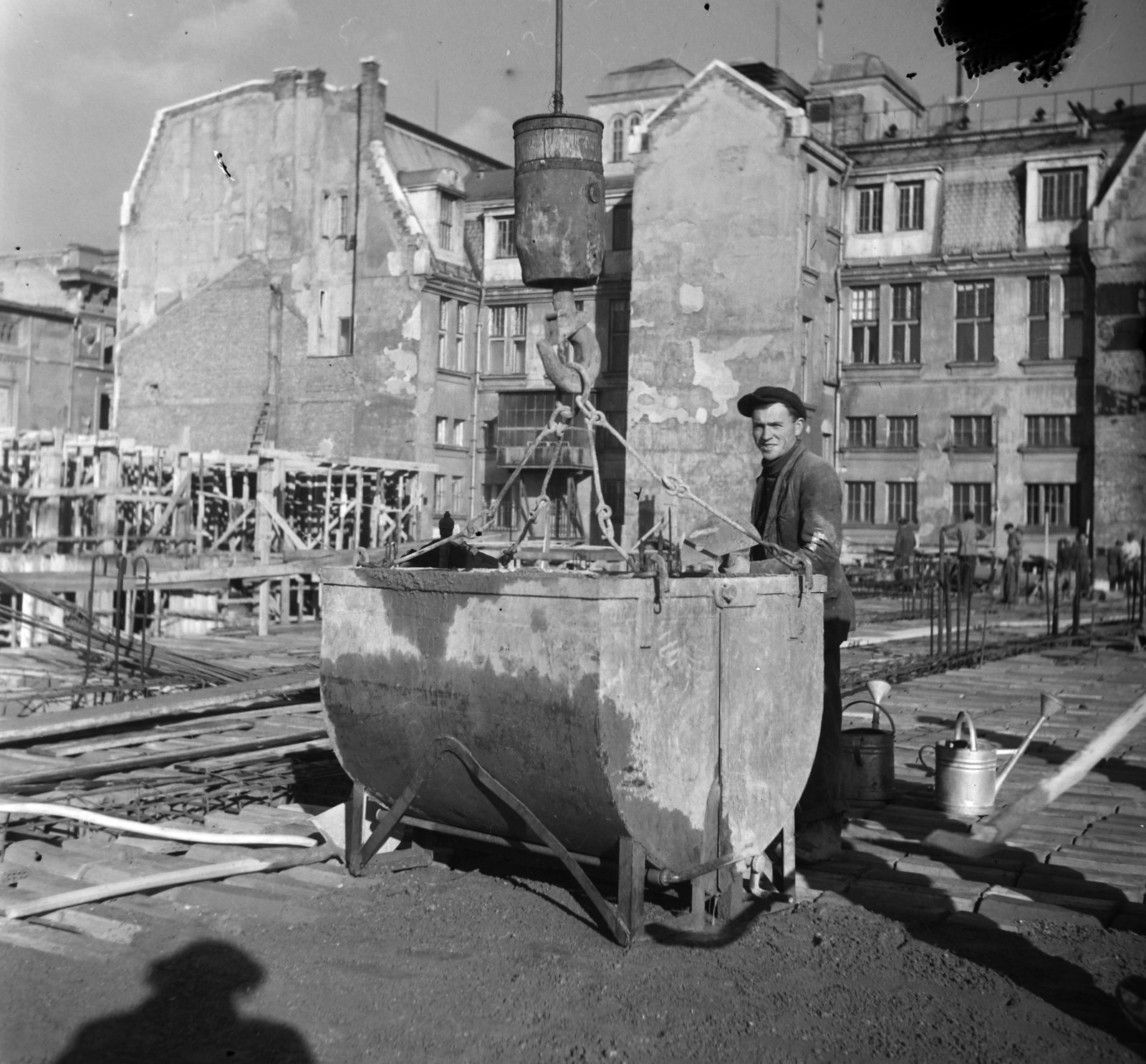 Hungary, Budapest V., az ÁMTI (később UVATERV-MÉLYÉPTERV) székház építkezése., 1951, UVATERV, Budapest, worker, construction, watering can, Fortepan #190062