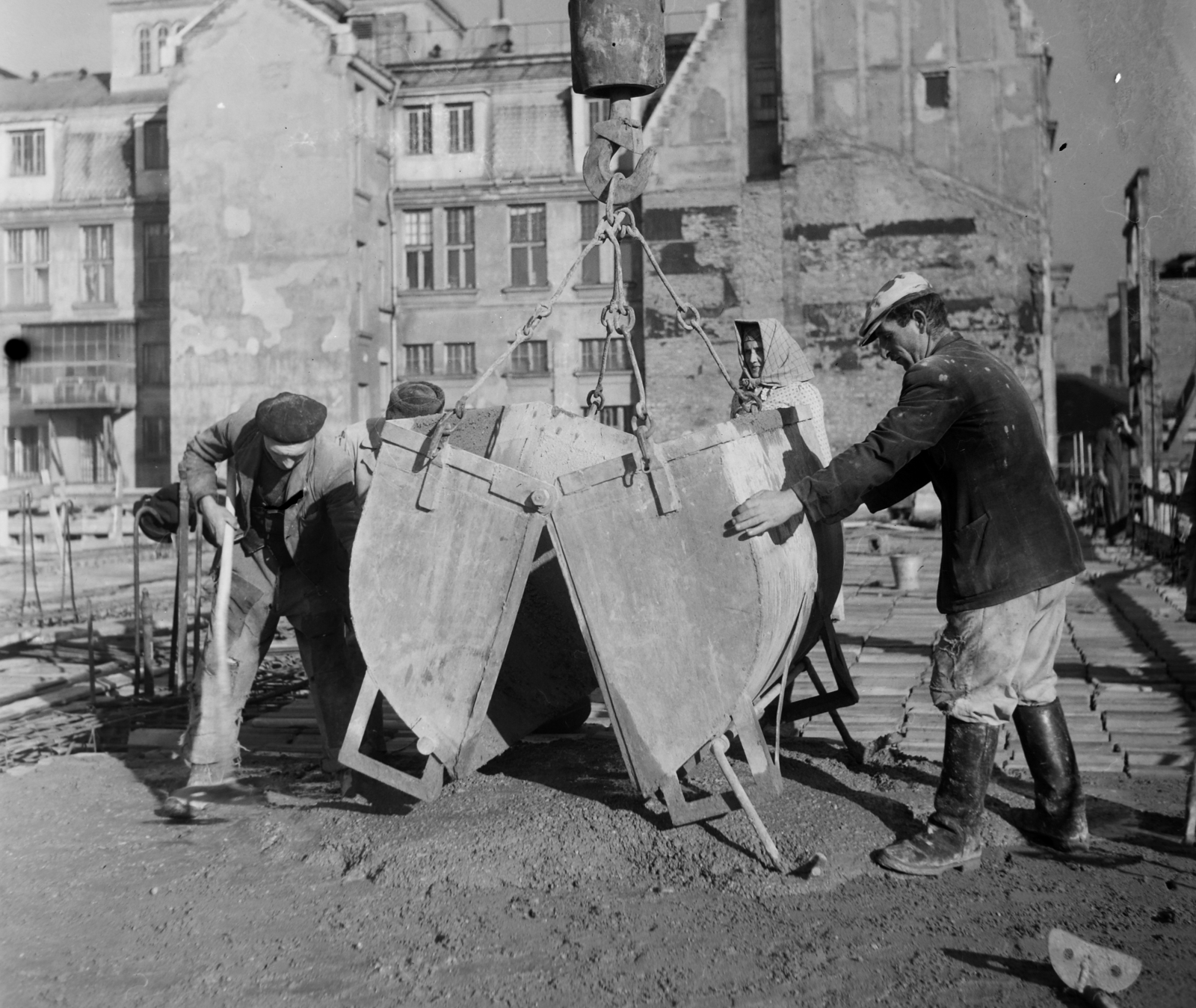 Hungary, Budapest V., az ÁMTI (később UVATERV-MÉLYÉPTERV) székház építkezése., 1951, UVATERV, Budapest, worker, construction, Fortepan #190063