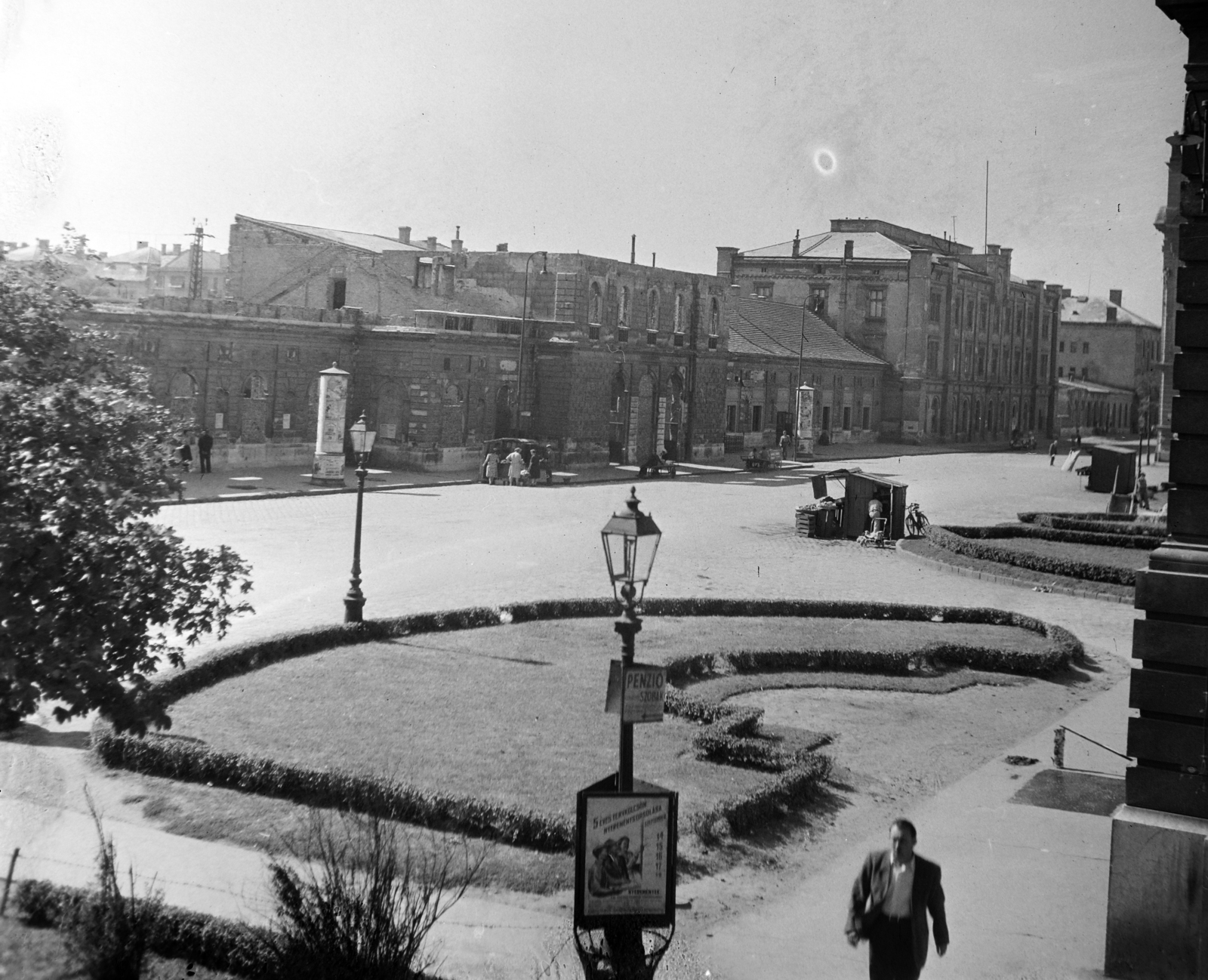 Hungary, Győr, a Városháza épületének hátsó sarka és a vasútállomás a Baross (Lenin) híd feljárójáról nézve., 1950, UVATERV, picture, street lamp, booth, Fortepan #190068