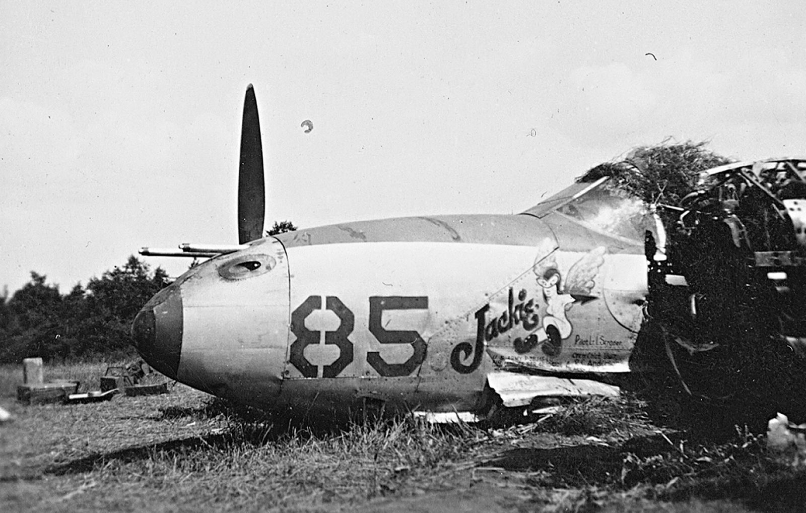 Magyarország, P-38J Lightning vadászrepülő. Tapolca és Sümeg között kényszerleszállással ért földet, 1944. augusztus 22-én., 1944, Erky-Nagy Tibor, amerikai gyártmány, bombázás, repülőgép, vadászrepülő, második világháború, járműroncs, Lockheed-márka, USAAF, graffiti, Lockheed P-38 Lightning, Fortepan #19007