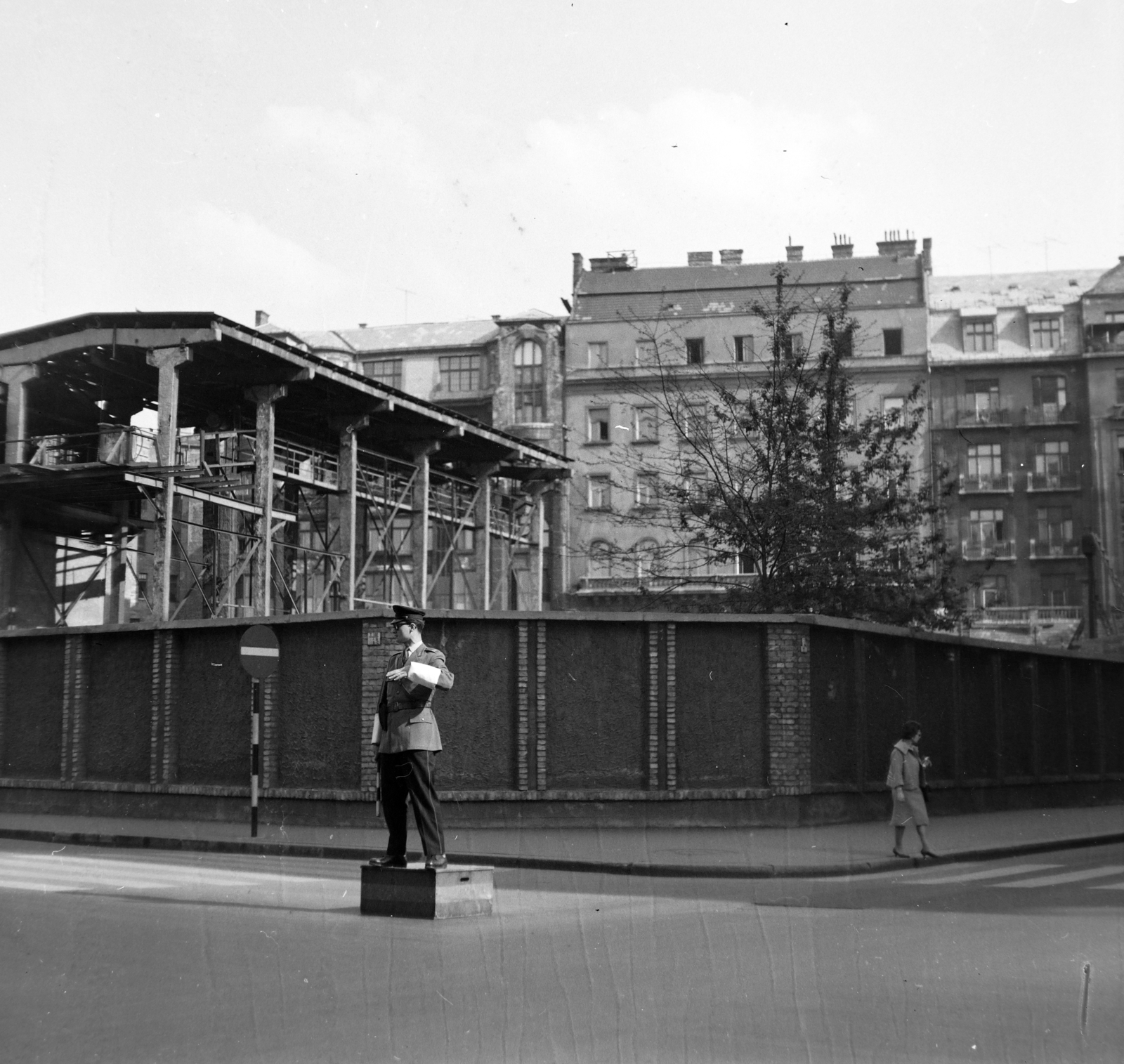 Magyarország, Budapest V., Erzsébet (Engels) tér - Bécsi utca sarok, a metróépítés területe mögött a Deák Ferenc utca házsora., 1963, UVATERV, Budapest, Fortepan #190072