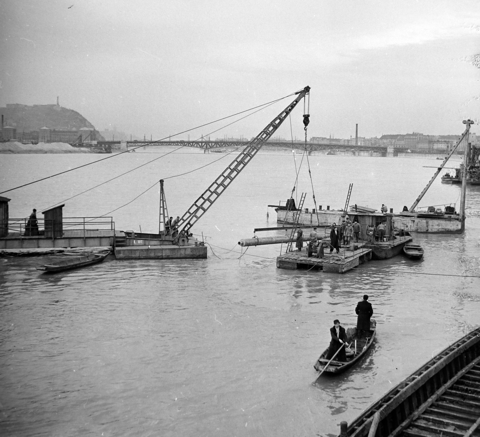 Hungary, Budapest IX.,Budapest XI., úszódaru a Dunán, háttérben a Gellért-hegy és a Petőfi híd., 1954, UVATERV, Budapest, barge, dredge, Fortepan #190085