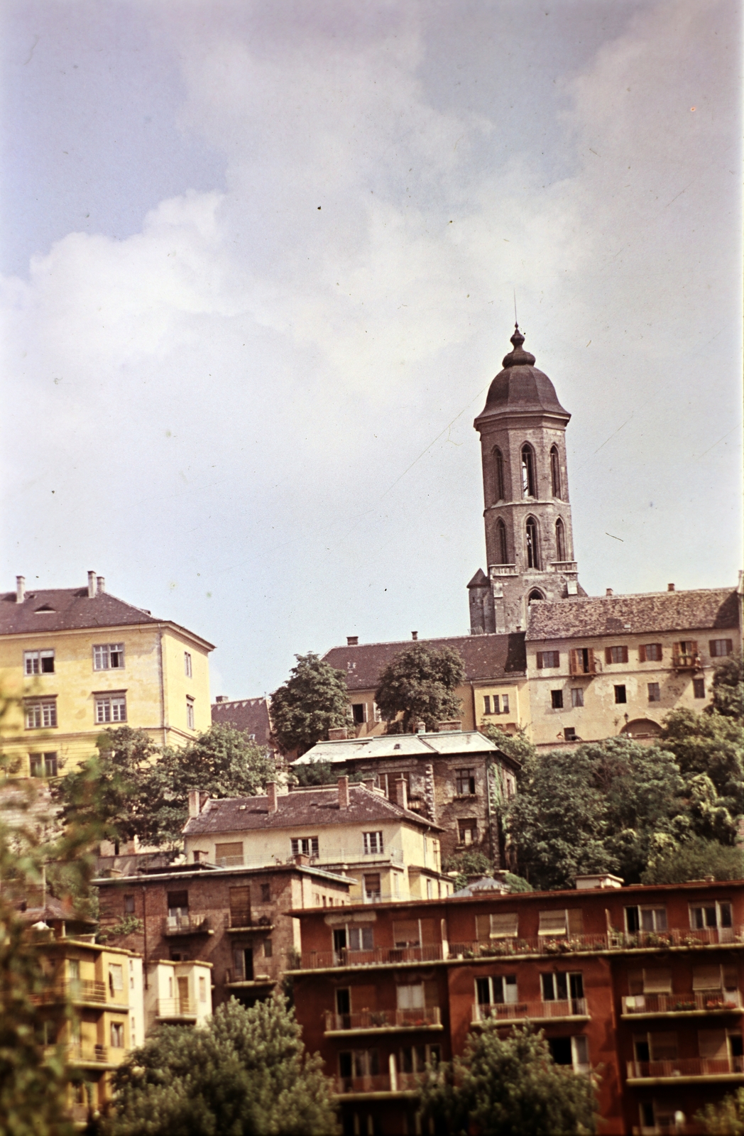 Magyarország, Budapest I., Vérmező, szemben az Attila út házsora, fent a budai Várban a Hadtörténeti Múzeum és a Mária Magdolna-templom tornya., 1966, Wittner Lucia, torony, Budapest, Fortepan #190142