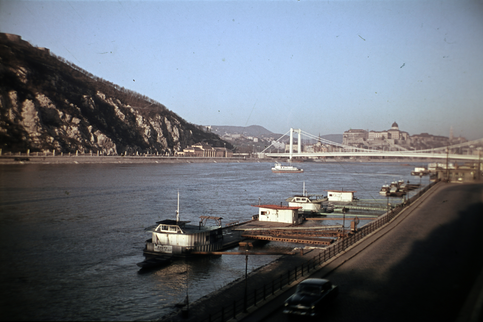 Magyarország, Budapest V.,Budapest I., látkép a Szabadság hídról az Erzsébet híd és a budai Vár felé. Balra a Gellért-hegy., 1965, Wittner Lucia, Budapest, színes, Fortepan #190149