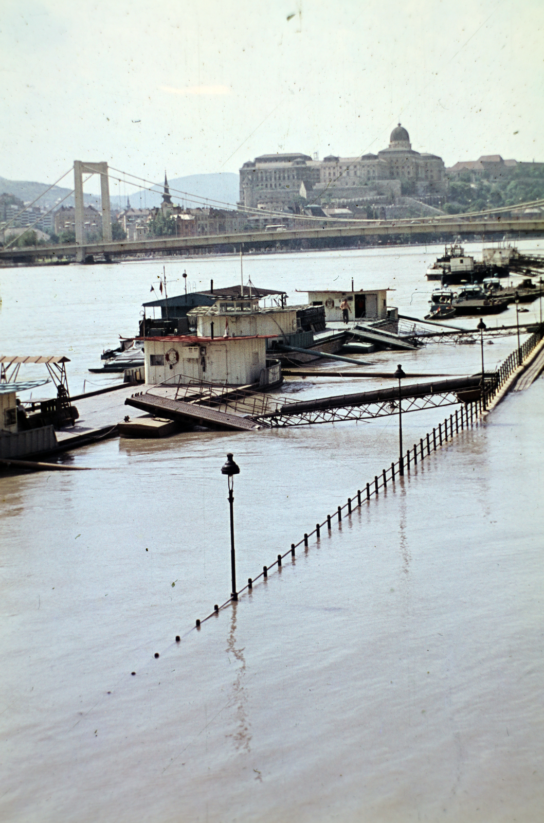 Magyarország, Budapest V.,Budapest I., látkép árvíz idején a Szabadság hídról az Erzsébet híd és a budai Vár felé., 1965, Wittner Lucia, színes, árvíz, Duna, Budapest, Fortepan #190156