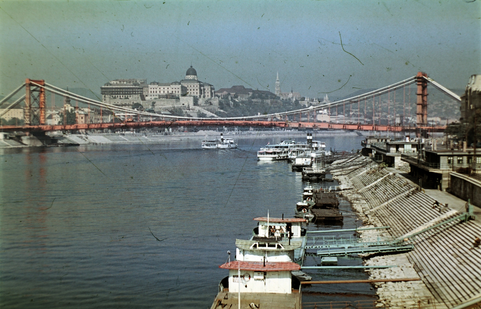 Magyarország, Budapest I.,Budapest V., látkép a Szabadság hídról az épülő Erzsébet híd és a budai Vár felé., 1964, Wittner Lucia, színes, Budapest, vízpart, lépcső, Fortepan #190157