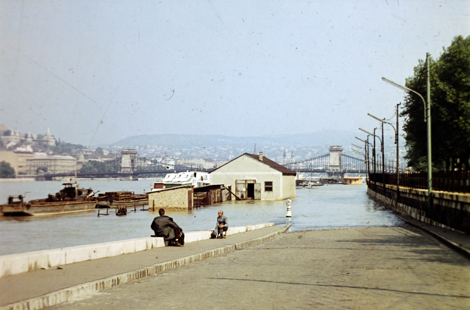 Magyarország, Budapest V., a pesti alsó rakpart a Petőfi térnél a Széchenyi Lánchíd felé nézve., 1965, Wittner Lucia, színes, rakpart, Budapest, árvíz, Duna, Fortepan #190161