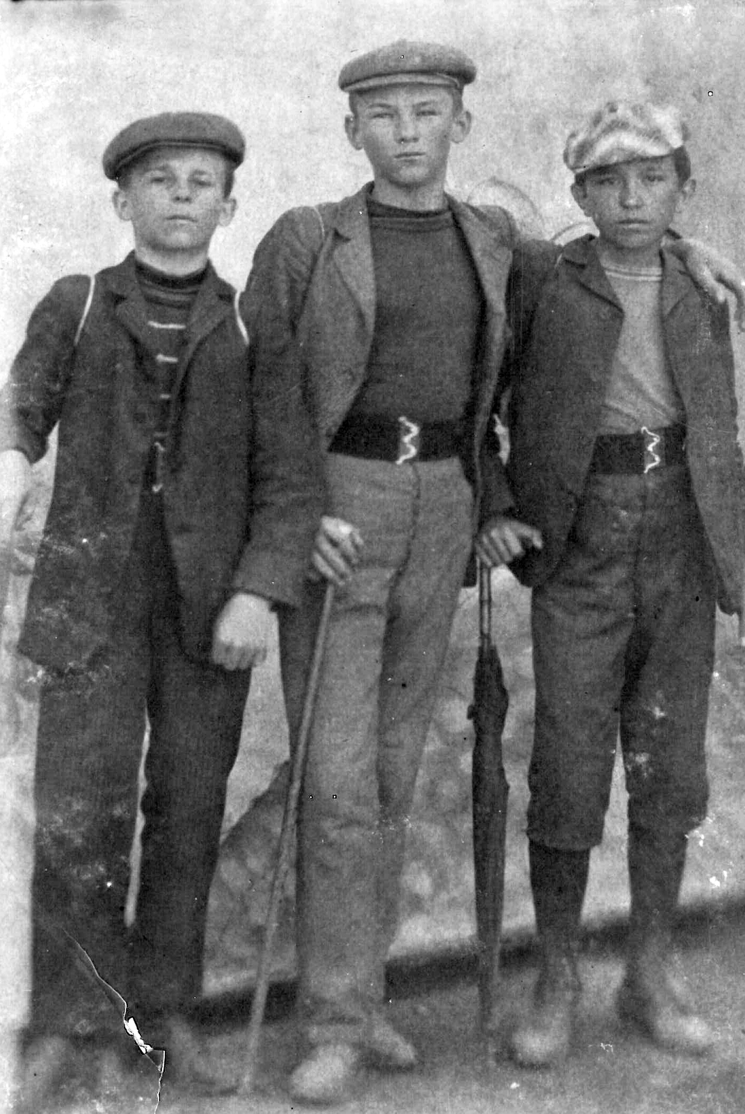 1919, Lipóth Lászlóné, umbrella, beret, boys, walking cane, arms around shoulders, three people, Fortepan #19017
