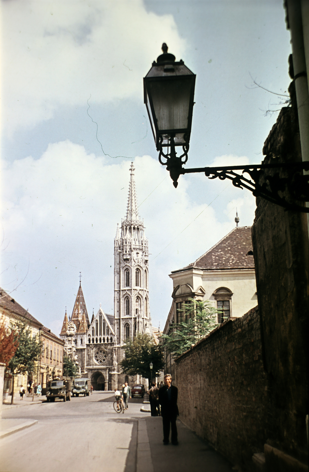 Magyarország, budai Vár, Budapest I., Szentháromság utca, szemben a Mátyás-templom, 1961, Wittner Lucia, színes, Budapest, Fortepan #190172