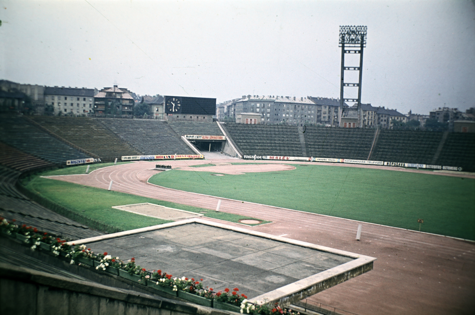 Hungary, Népstadion, Budapest XIV., háttérben a Stefánia (Népstadion) út házsora. Az eredményjelző mellett jobbra az Egressy út torkolata látszik., 1964, Wittner Lucia, colorful, Budapest, Fortepan #190173