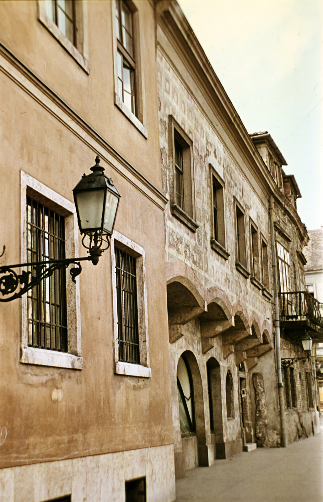 Hungary, Budapest I., Tárnok utca, középen a 14. számú műemlék házban a Tárnok eszpresszó., 1964, Wittner Lucia, colorful, Budapest, Fortepan #190174