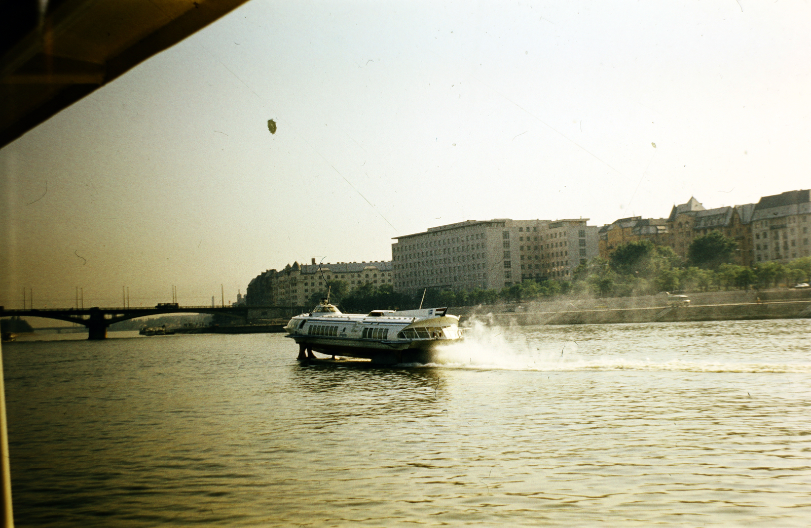 Hungary, Budapest V.,Budapest XIII., látkép a Dunáról a Jászai Mari tér felé, szemben az MSZMP székház a mai Képviselői Irodaház ("Fehér Ház"), jobbra a Balassi Bálint utca házsora., 1971, Wittner Lucia, Budapest, hydrofoil, Fortepan #190175