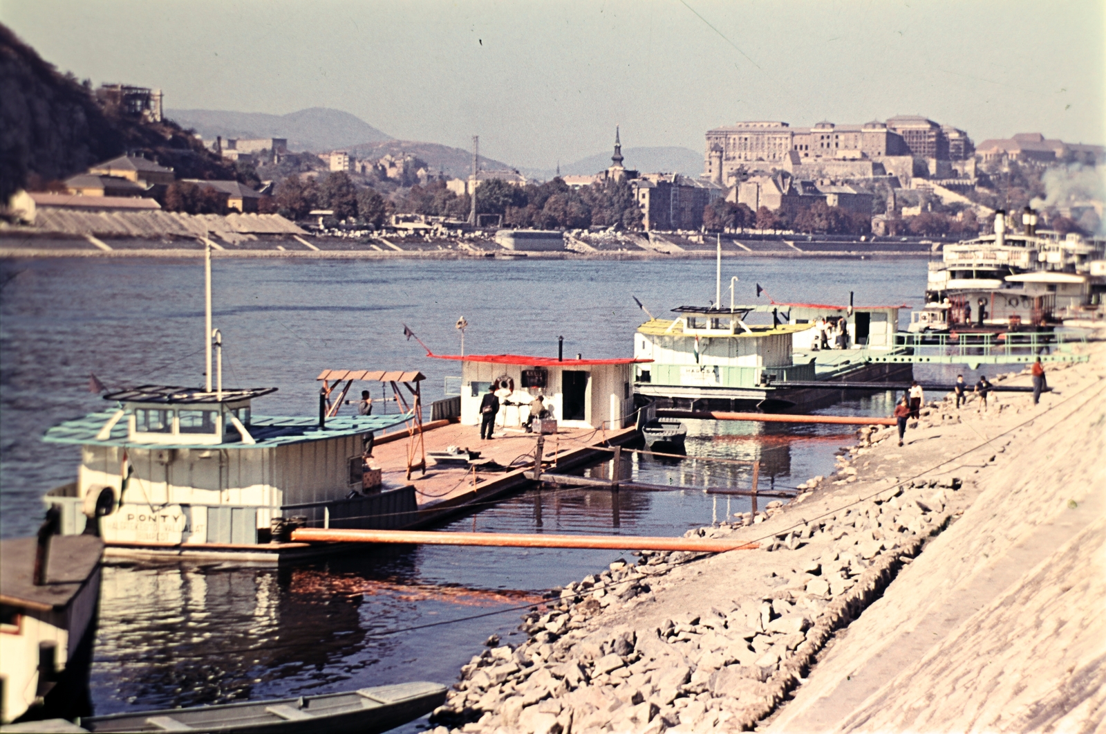 Hungary, Budapest V.,Budapest I., Belgrád rakpart, kilátás az Erzsébet híd építkezése felé, háttérben a budai Vár., 1961, Wittner Lucia, colorful, Budapest, Fortepan #190177