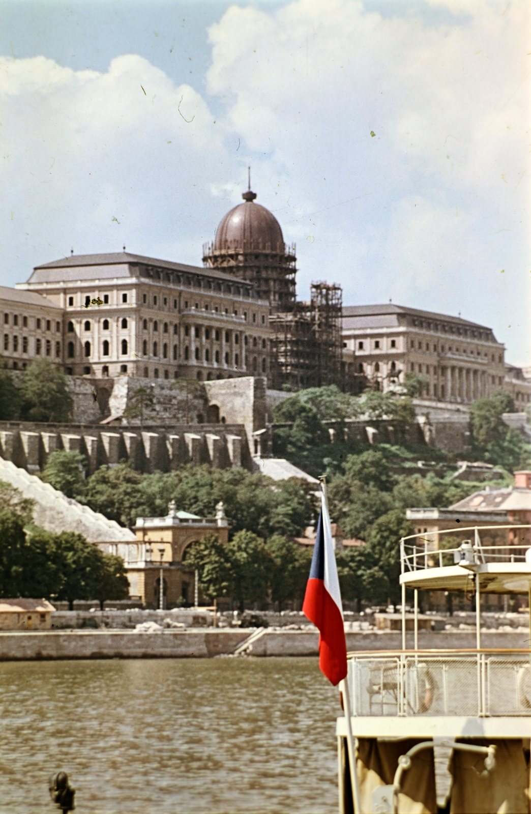 Magyarország, Budapest I., a Budavári Palota (korábban Királyi Palota) a Vigadó téri hajóállomástól fényképezve., 1963, Wittner Lucia, Budapest, Fortepan #190179