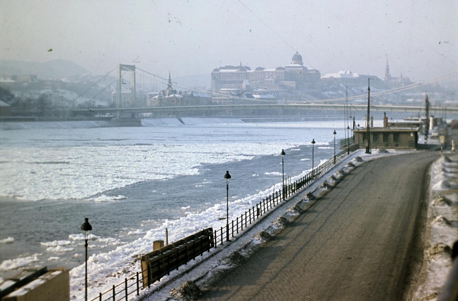 Hungary, Budapest V.,Budapest I., pesti alsó rakpart a MAHART nemzetközi hajóállomásánál, szemben az Erzsébet híd és a Budavári Palota (korábban Királyi Palota)., 1967, Wittner Lucia, Budapest, Fortepan #190185