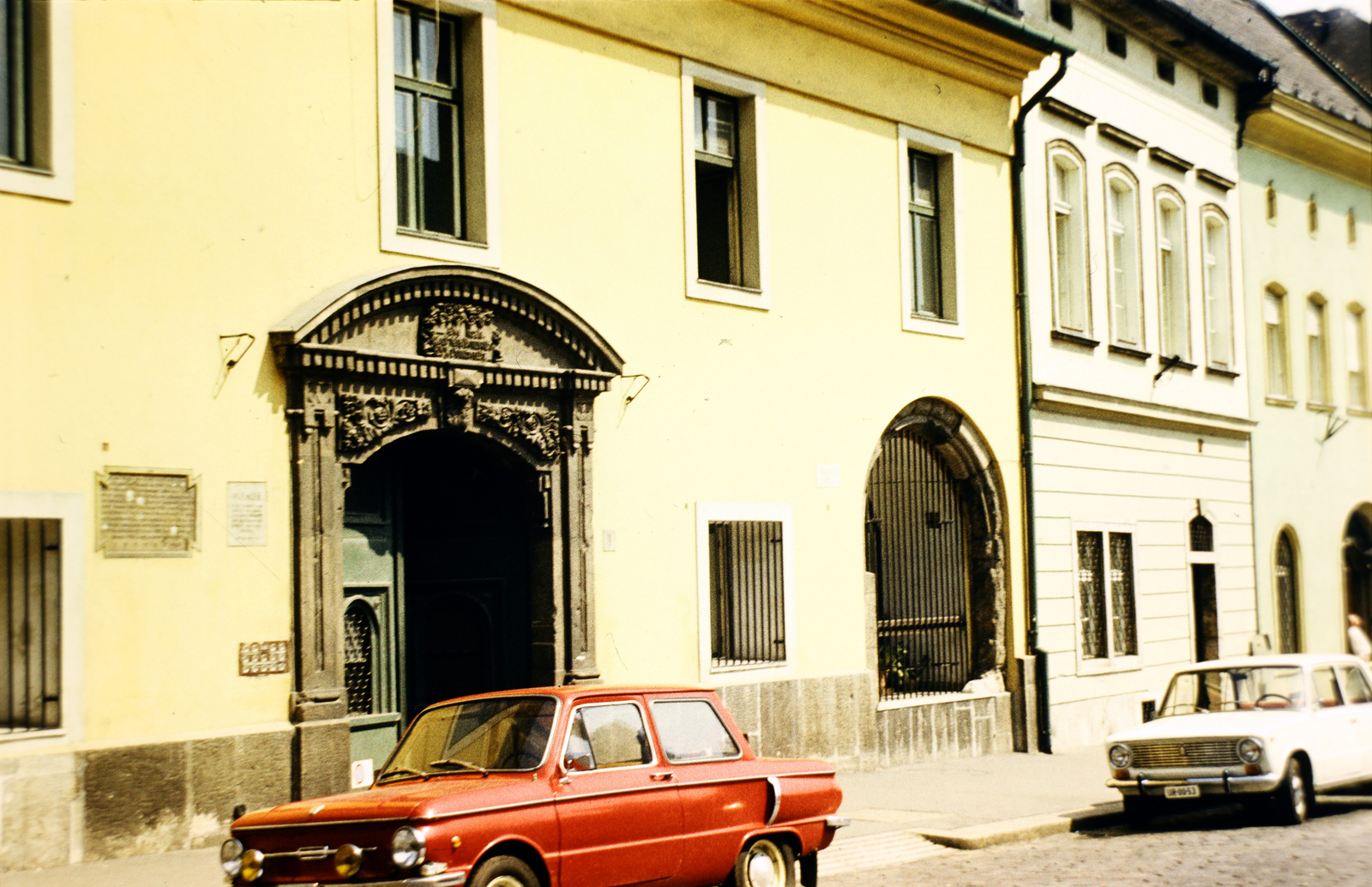 Magyarország, budai Vár, Budapest I., balra a Tárnok utca 1., jobbra a Dísz tér 7-es számú ház., 1973, Wittner Lucia, színes, Lada-márka, Zaporozsec-márka, rendszám, Budapest, Fortepan #190191