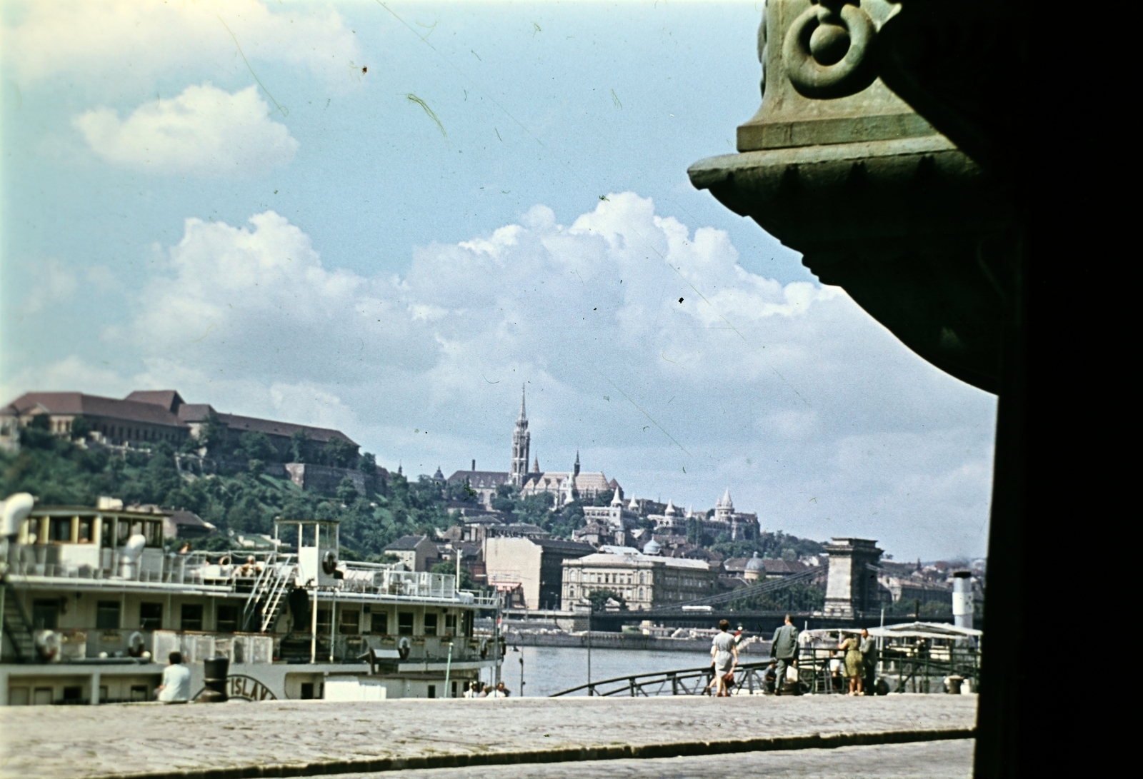 Hungary, Budapest V.,Budapest I., a pesti alsó rakpart a Vigadó téri hajóállomásnál, háttérben a budai Vár és a Széchenyi Lánchíd., 1964, Wittner Lucia, colorful, Budapest, Fortepan #190192