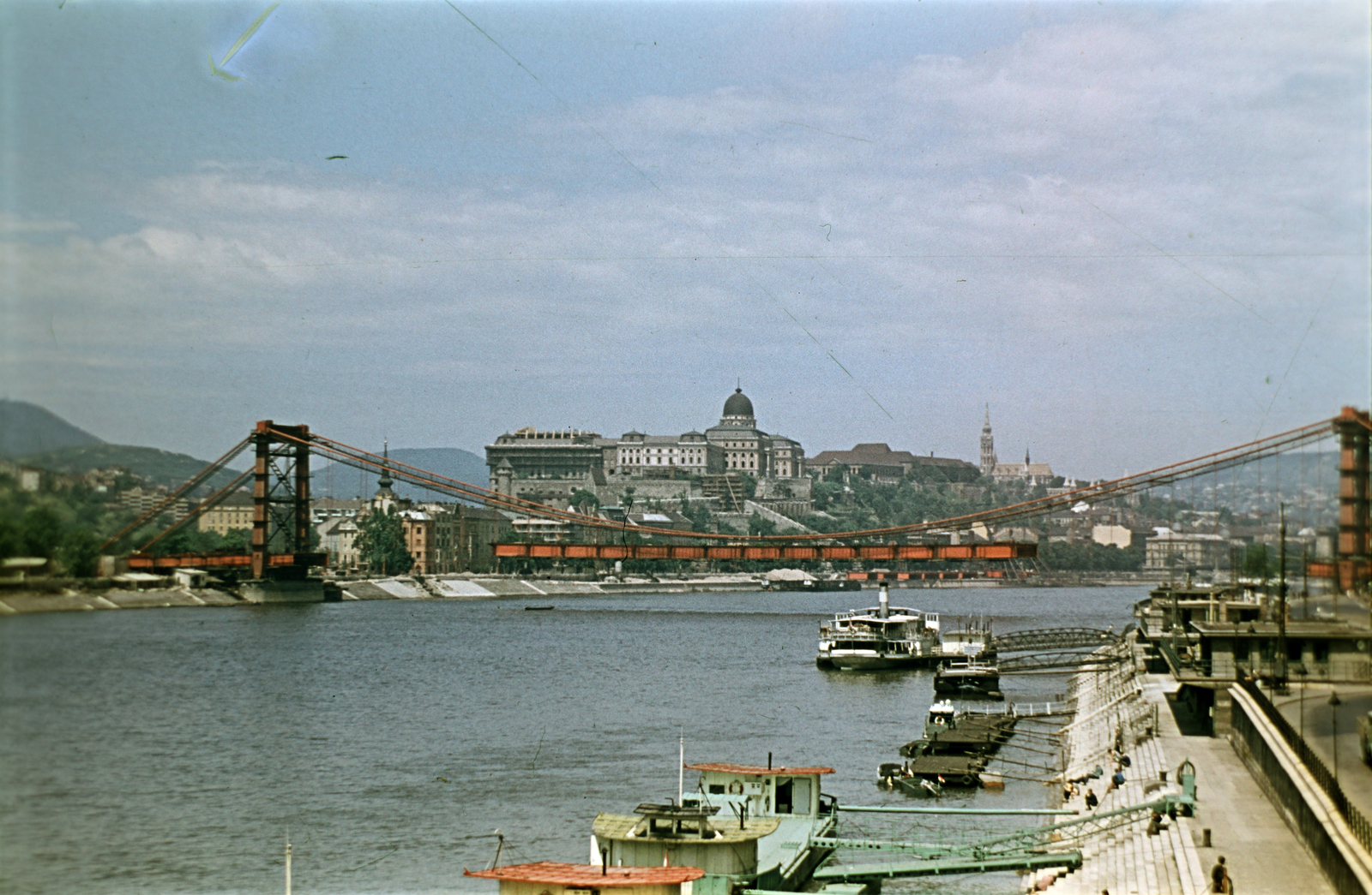 Hungary, Budapest I.,Budapest V., az Erzsébet híd építése a Szabadság hídról fényképezve, a pályaegységek beemelésekor. Háttérben a budai Vár., 1964, Wittner Lucia, colorful, Budapest, Fortepan #190193