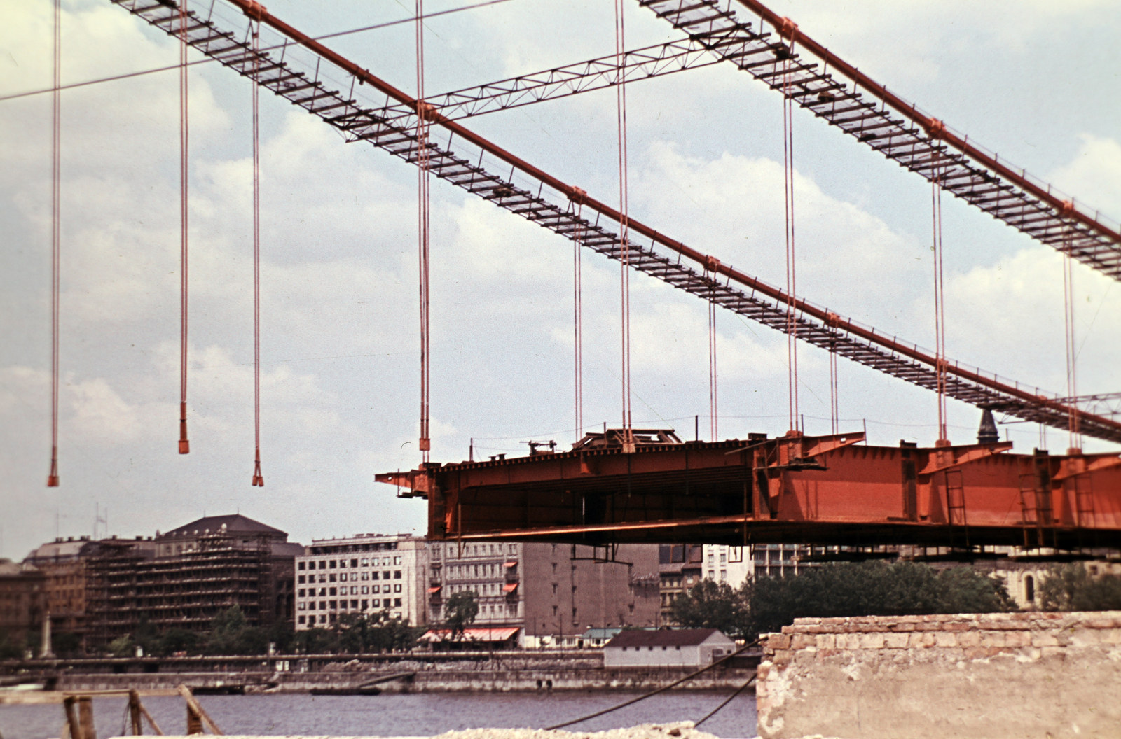 Hungary, Budapest I.,Budapest V., az Erzsébet híd építése a budai hídfőtől nézve, a pályaegységek beemelésekor. Háttérben balra a Vigadó tér., 1964, Wittner Lucia, colorful, Budapest, Fortepan #190198