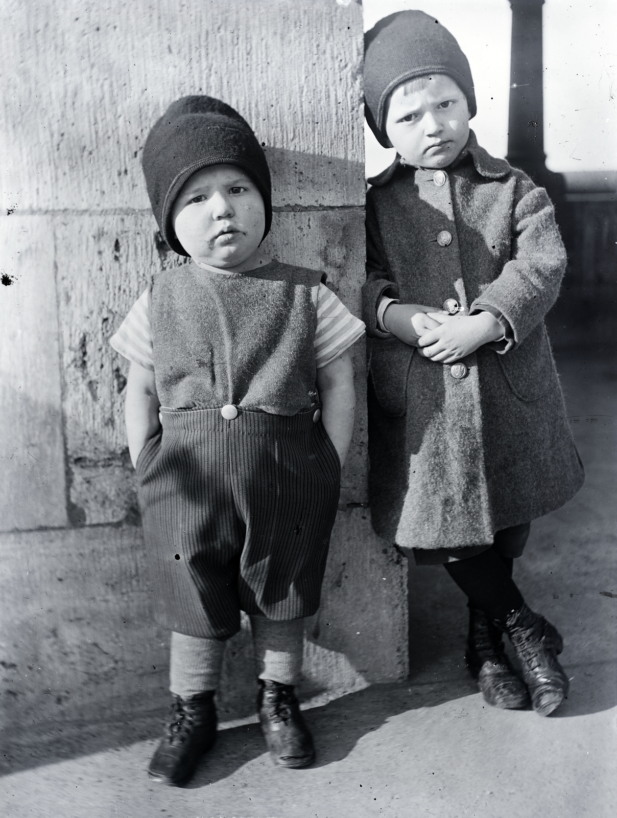 Hungary, Halászbástya, Budapest I., a felvétel a Schulek lépcső közelében készült., 1917, Zagyva Tiborné, Budapest, hands in pockets, cap, kids, Fortepan #190208