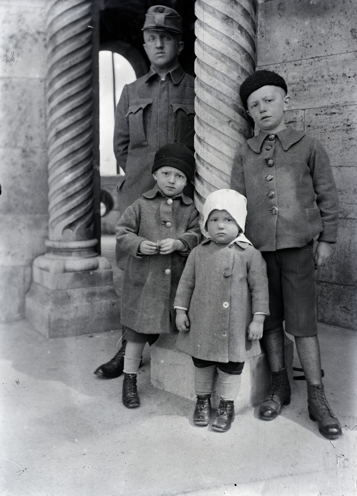 Hungary, Halászbástya, Budapest I., a felvétel a Schulek lépcső közelében készült., 1917, Zagyva Tiborné, Budapest, family, soldier, pillar, Fortepan #190216