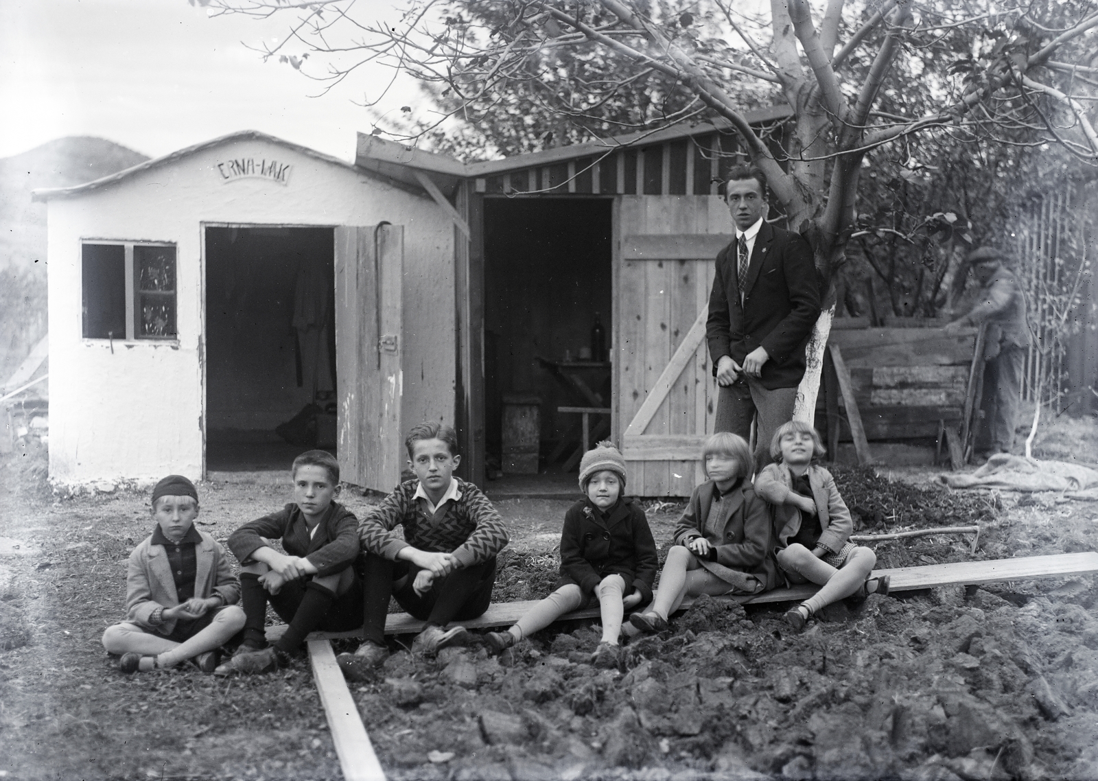 1928, Zagyva Tiborné, kids, wooden cottage, sitting on the ground, Fortepan #190217