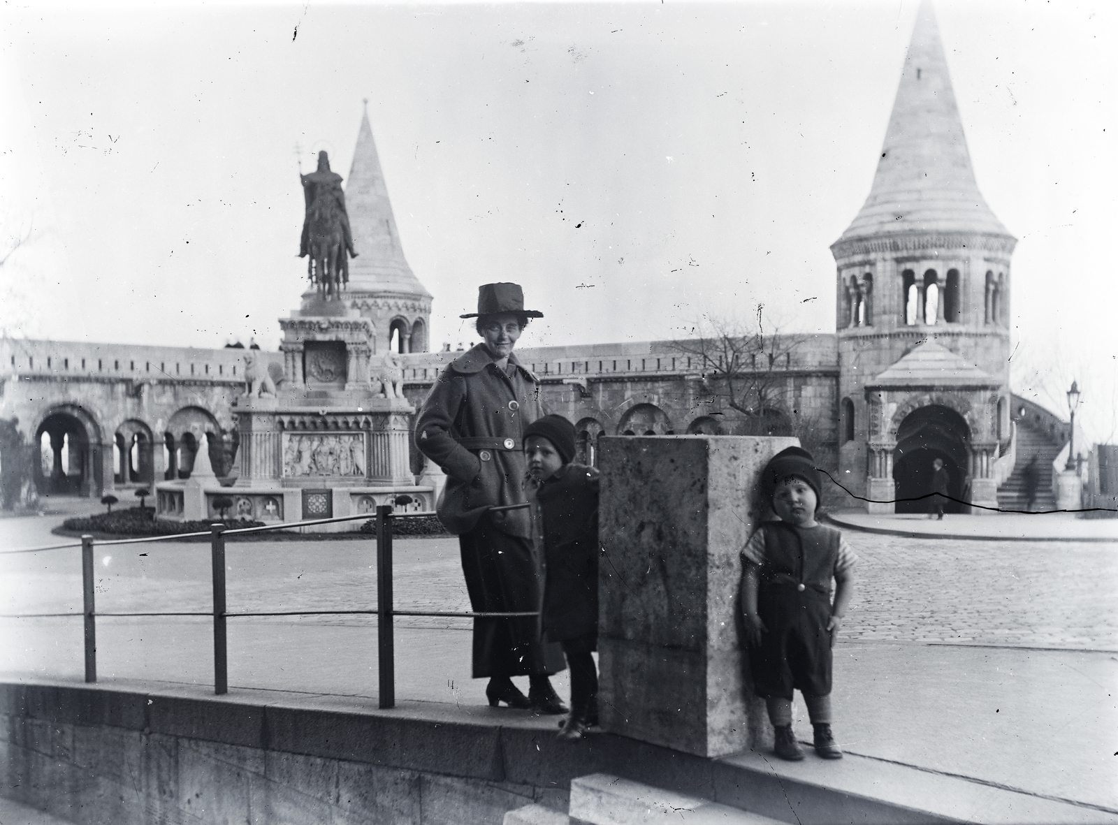 Magyarország, budai Vár, Budapest I., Szentháromság tér, háttérben Szent István szobra (Stróbl Alajos, 1906.) a Halászbástyánál., 1917, Zagyva Tiborné, Budapest, zsebredugott kéz, kalap, család, műemlék, lovas szobor, Fortepan #190225