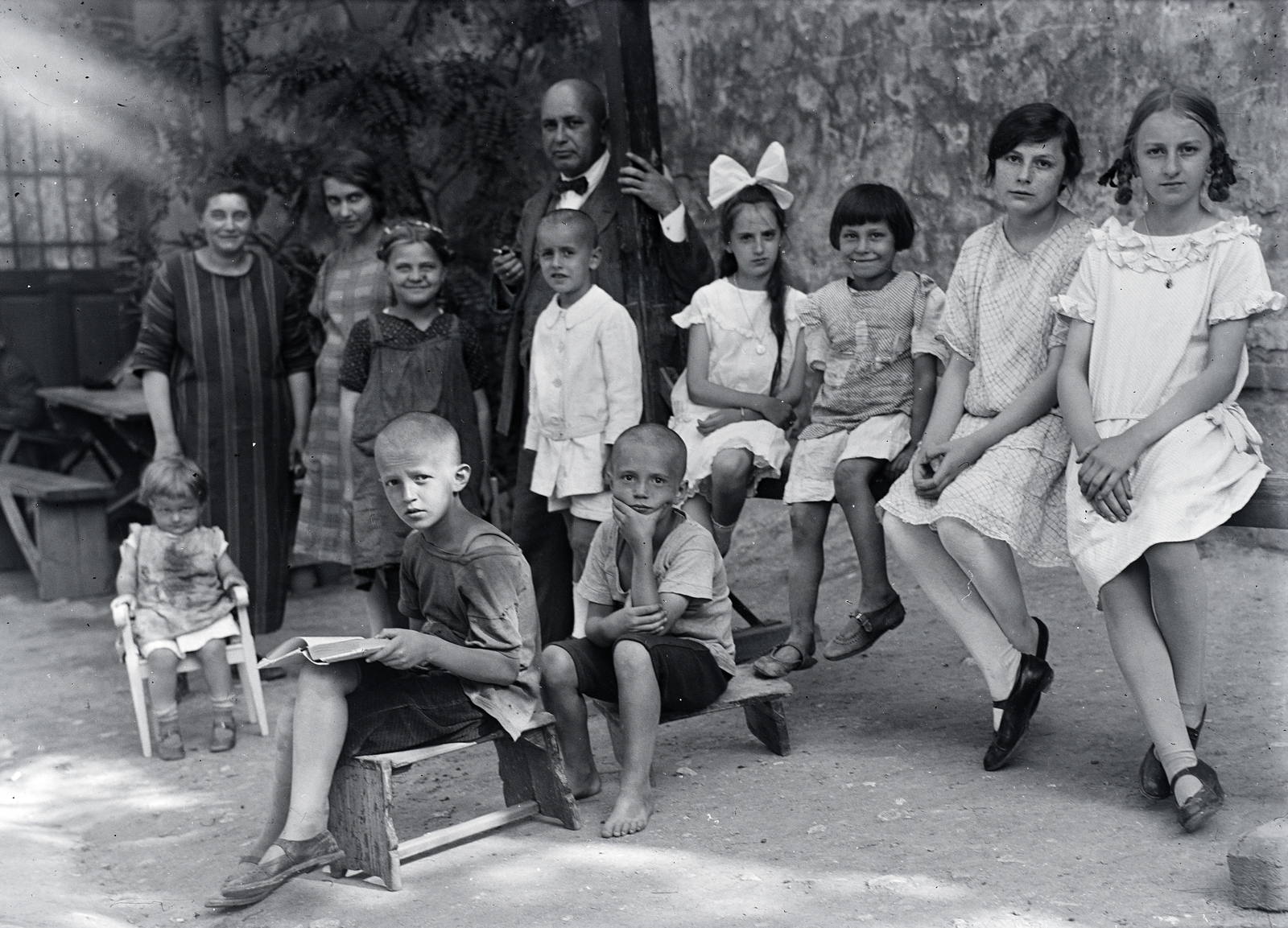 1925, Zagyva Tiborné, nagyság szerint, csíkos ruha, masni, csoportkép, Fortepan #190228