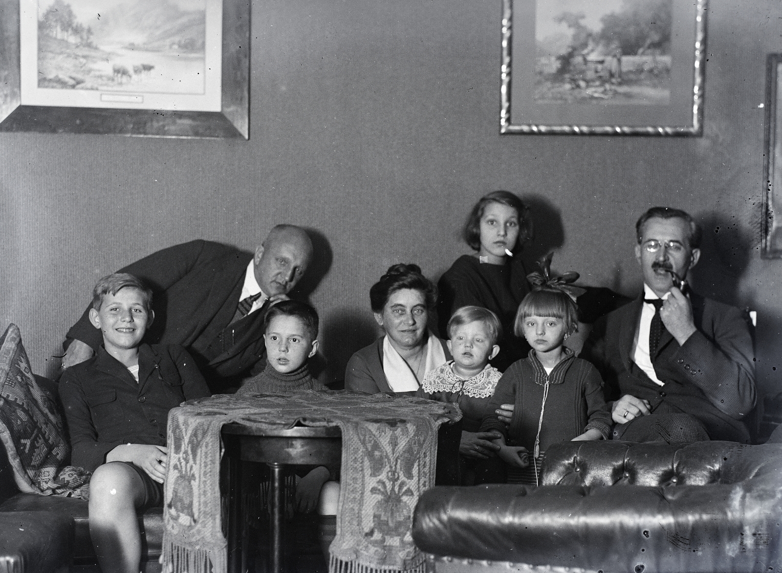 1925, Zagyva Tiborné, festmény, bőrfotel, asztalterítő, család, Fortepan #190229