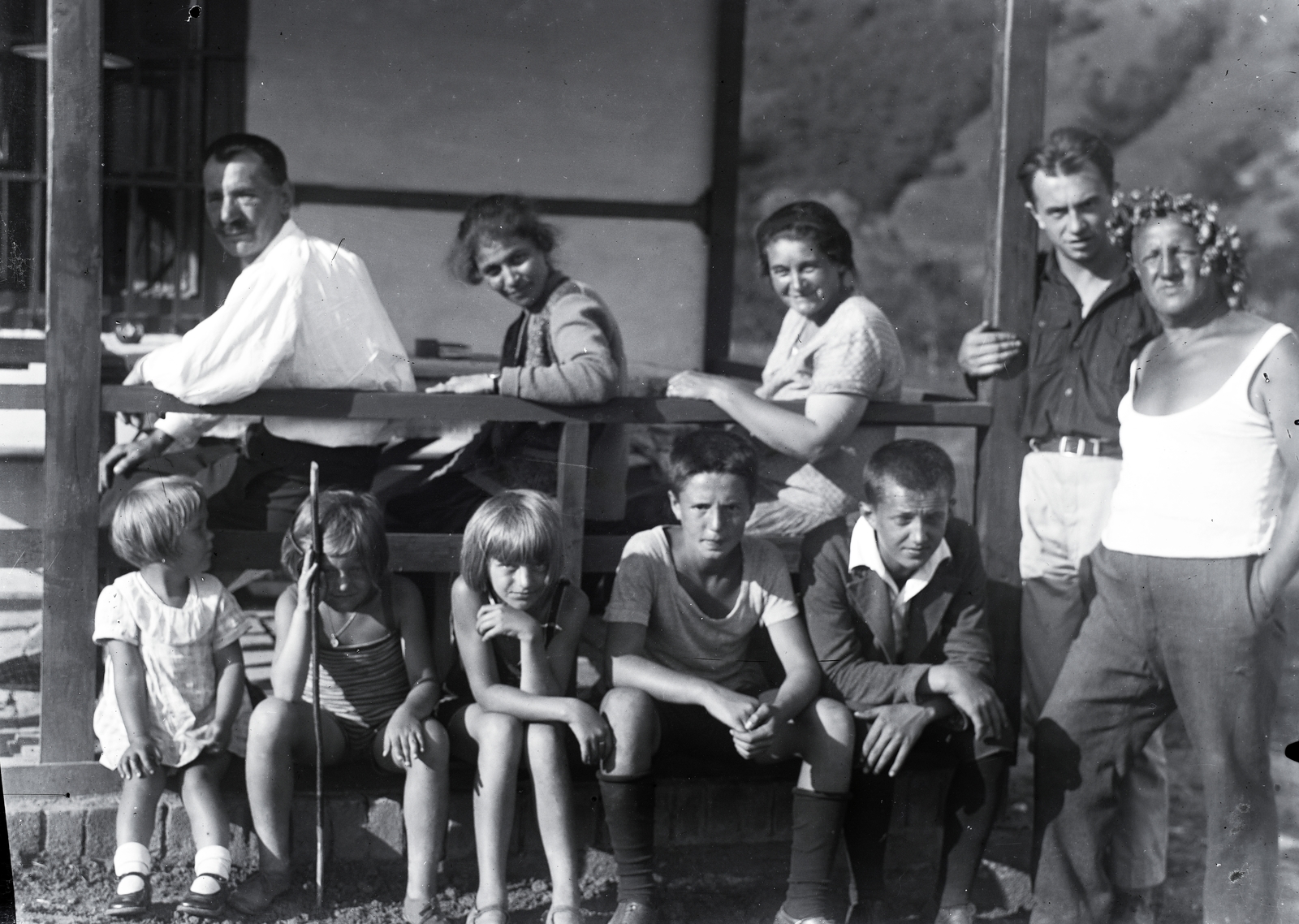 Magyarország, Zebegény, Újvölgy. Jobbra a Malom-hegy., 1920, Zagyva Tiborné, csoportkép, visszanézés, terasz, Fortepan #190230