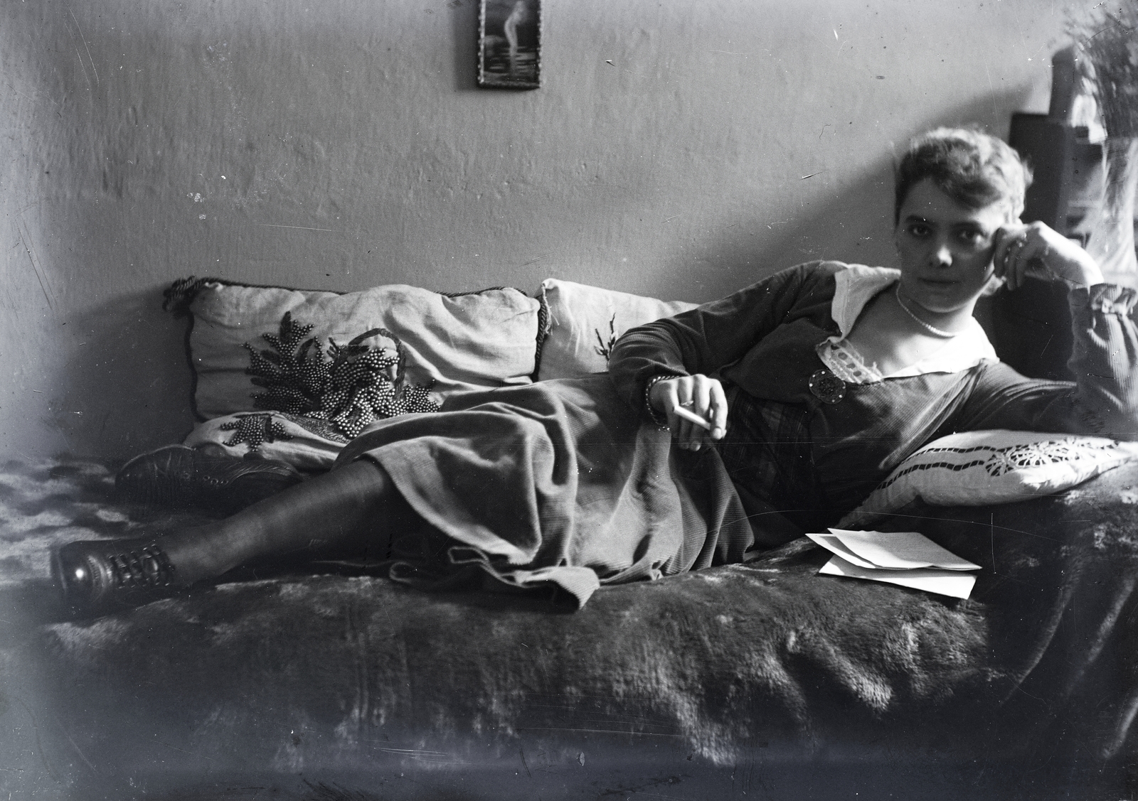 1918, Zagyva Tiborné, prop up the head, lady, couch, Fortepan #190241