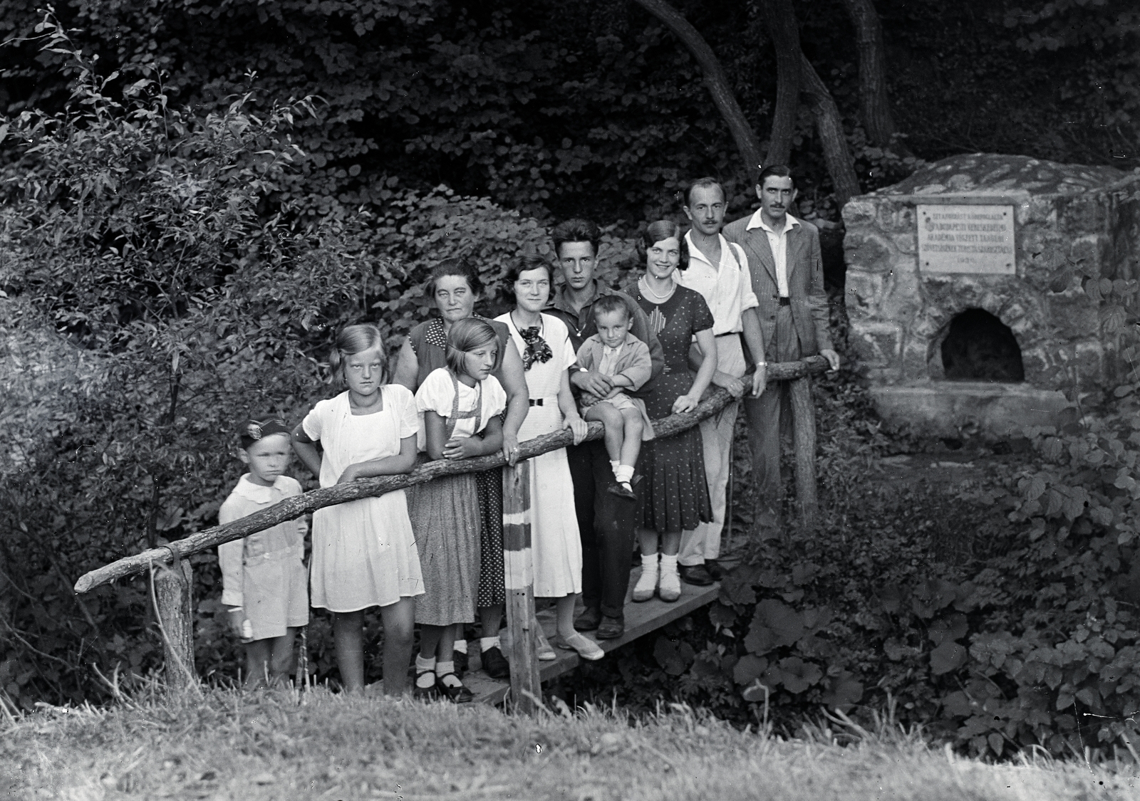Hungary, Börzsöny, a KERAK-forrás Zebegény és Márianosztra között, a Közép-árok mellett., 1930, Zagyva Tiborné, tableau, excursion, wooden bridge, Fortepan #190251