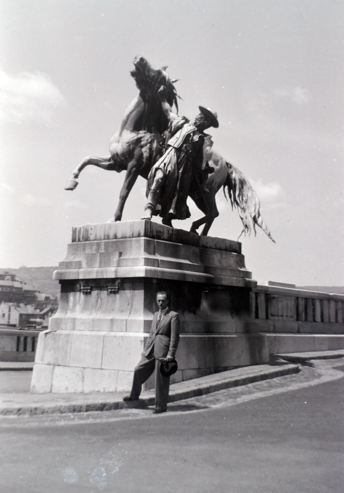 Hungary, Budapest I., Lovarda utca, a Lovat fékező csikós szobra (ifj. Vastagh György, 1901.) a Lovarda előtt., 1942, Zagyva Tiborné, Budapest, Fortepan #190256