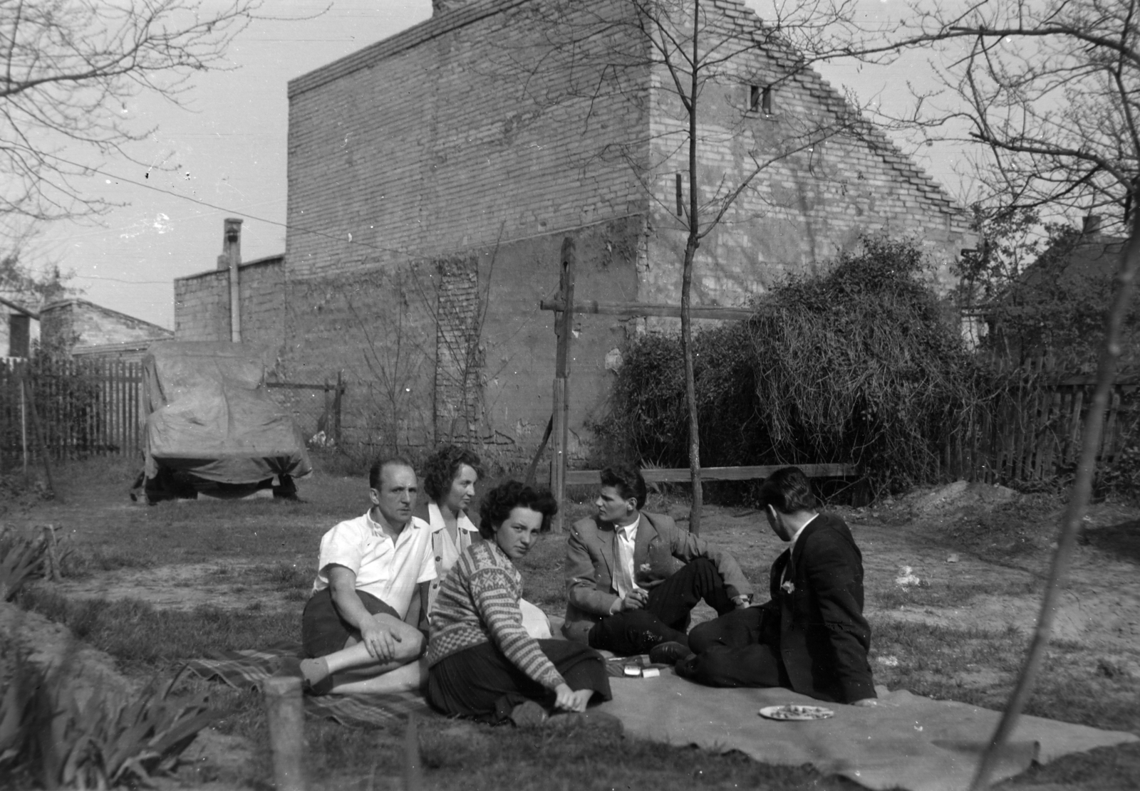 1954, Zagyva Tiborné, yard, firewall, companionship, plaid, Fortepan #190260