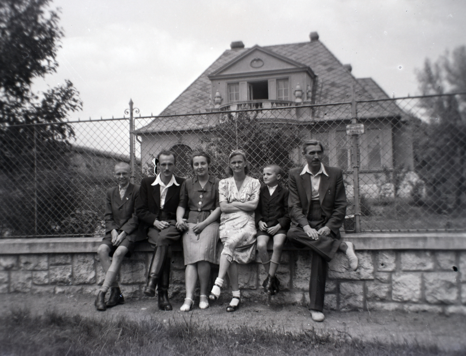 1949, Zagyva Tiborné, csoportkép, kerítés, Fortepan #190272